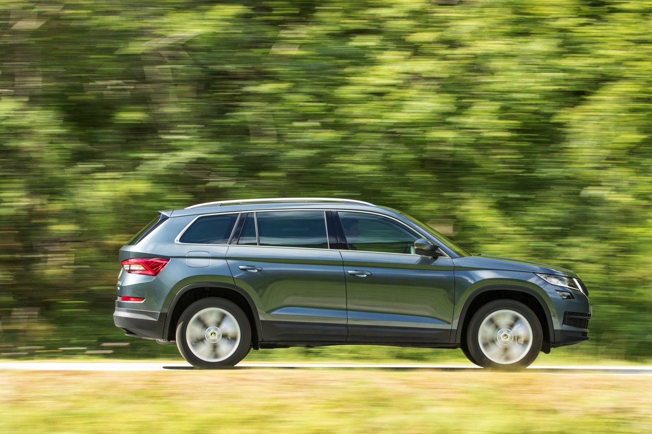 Skoda Kodiaq is nu live onthuld in Berlijn. De nieuwe SUV zit vol met ruimte en zet een aantal leuke primeurs op zijn naam voor extra praktisch gemak. Bekijk hier de beelden.