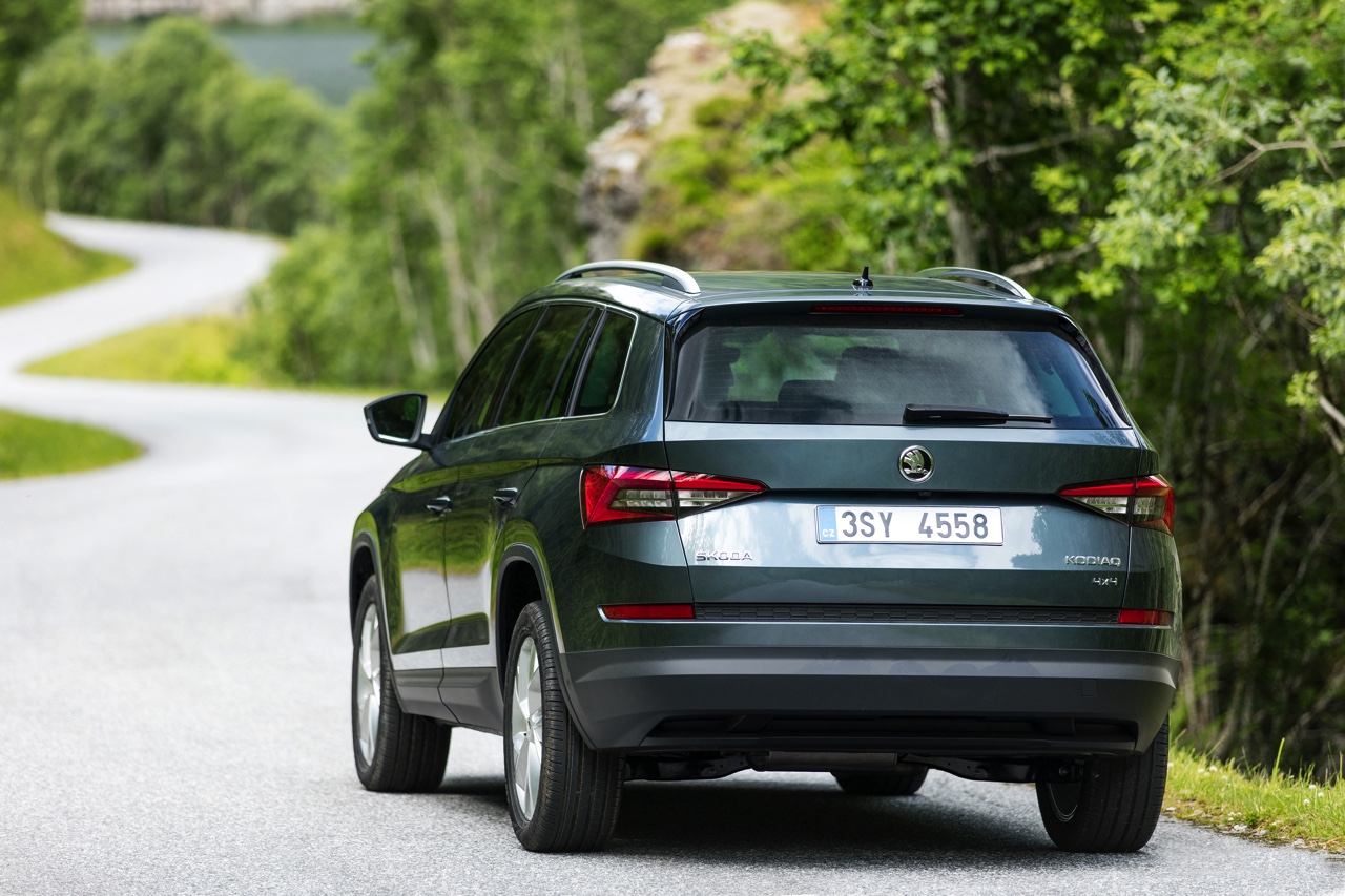 Skoda Kodiaq is nu live onthuld in Berlijn. De nieuwe SUV zit vol met ruimte en zet een aantal leuke primeurs op zijn naam voor extra praktisch gemak. Bekijk hier de beelden.
