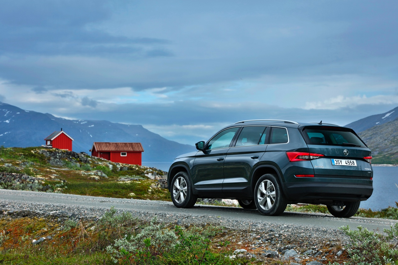 Skoda Kodiaq is nu live onthuld in Berlijn. De nieuwe SUV zit vol met ruimte en zet een aantal leuke primeurs op zijn naam voor extra praktisch gemak. Bekijk hier de beelden.