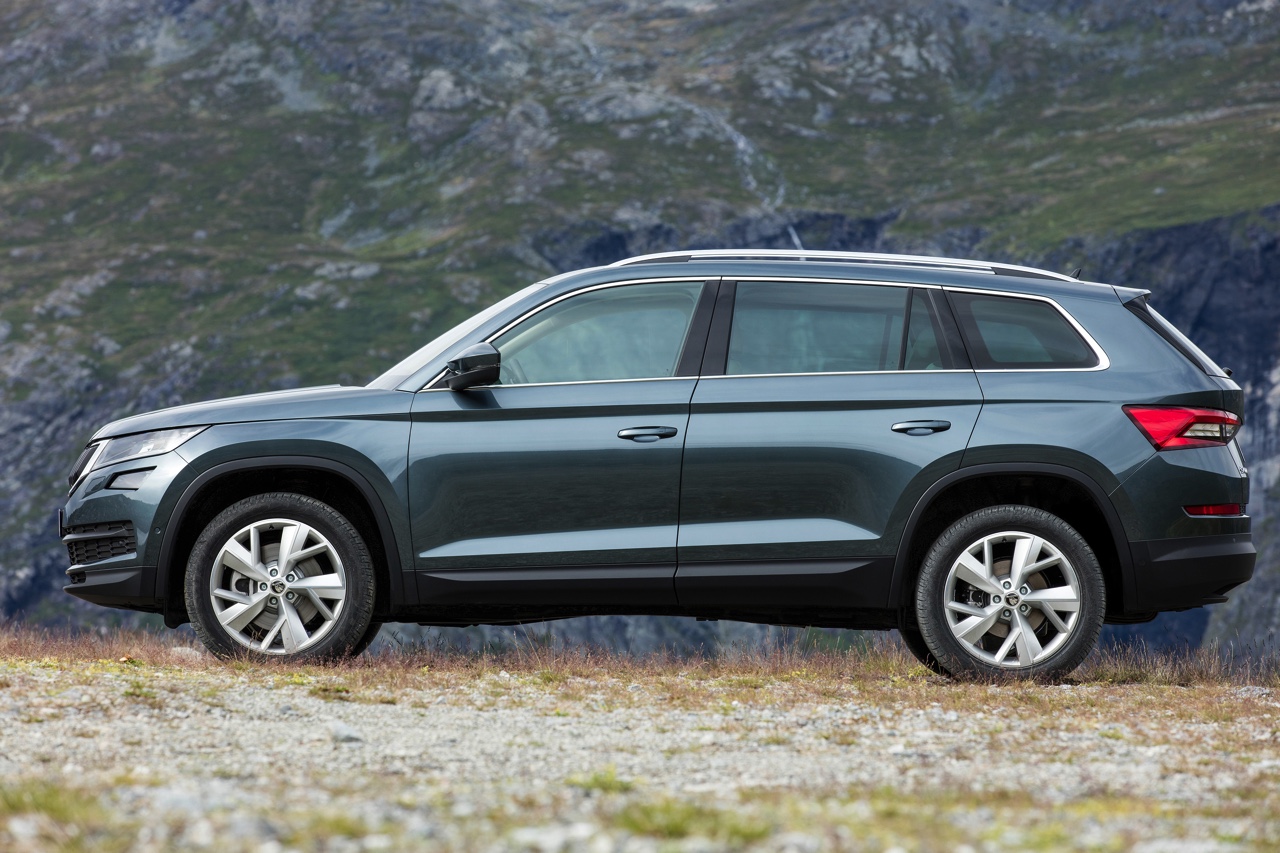 Skoda Kodiaq is nu live onthuld in Berlijn. De nieuwe SUV zit vol met ruimte en zet een aantal leuke primeurs op zijn naam voor extra praktisch gemak. Bekijk hier de beelden.