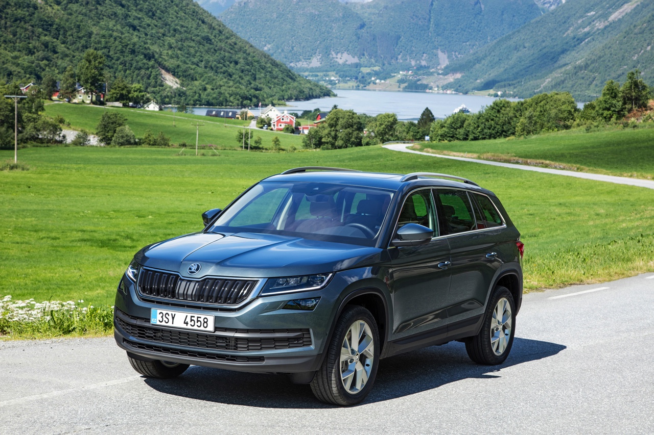 Skoda Kodiaq is nu live onthuld in Berlijn. De nieuwe SUV zit vol met ruimte en zet een aantal leuke primeurs op zijn naam voor extra praktisch gemak. Bekijk hier de beelden.