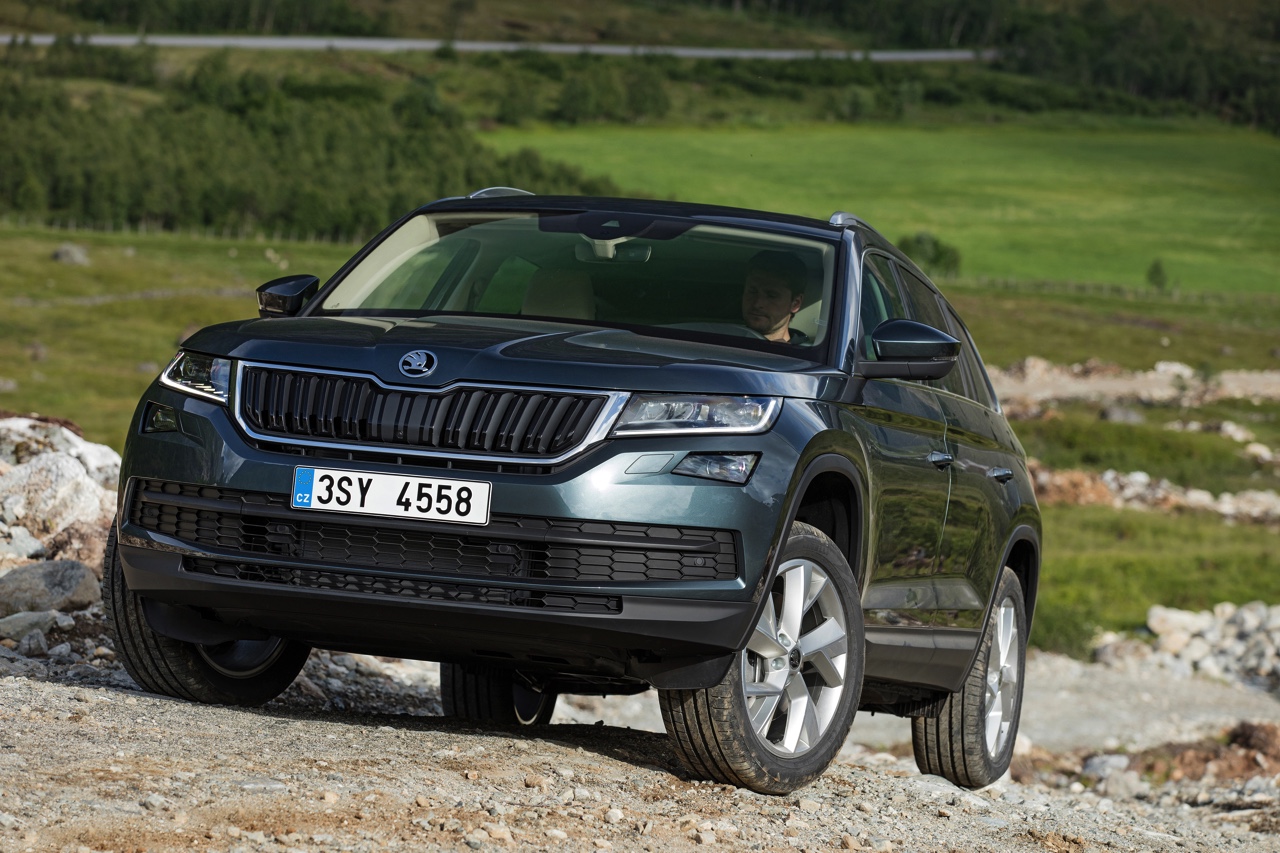 Skoda Kodiaq is nu live onthuld in Berlijn. De nieuwe SUV zit vol met ruimte en zet een aantal leuke primeurs op zijn naam voor extra praktisch gemak. Bekijk hier de beelden.