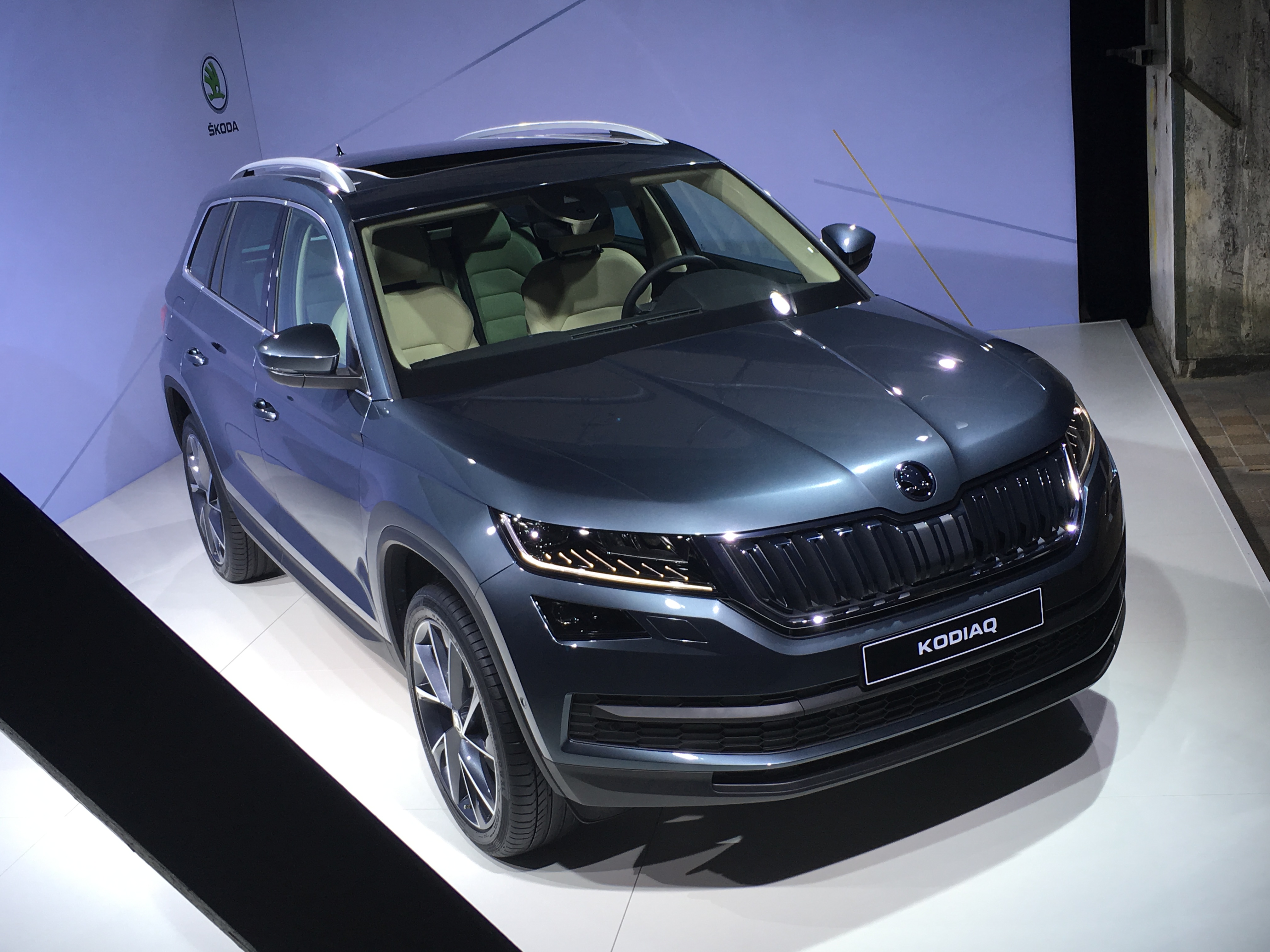Skoda Kodiaq is nu live onthuld in Berlijn. De nieuwe SUV zit vol met ruimte en zet een aantal leuke primeurs op zijn naam voor extra praktisch gemak. Bekijk hier de beelden.