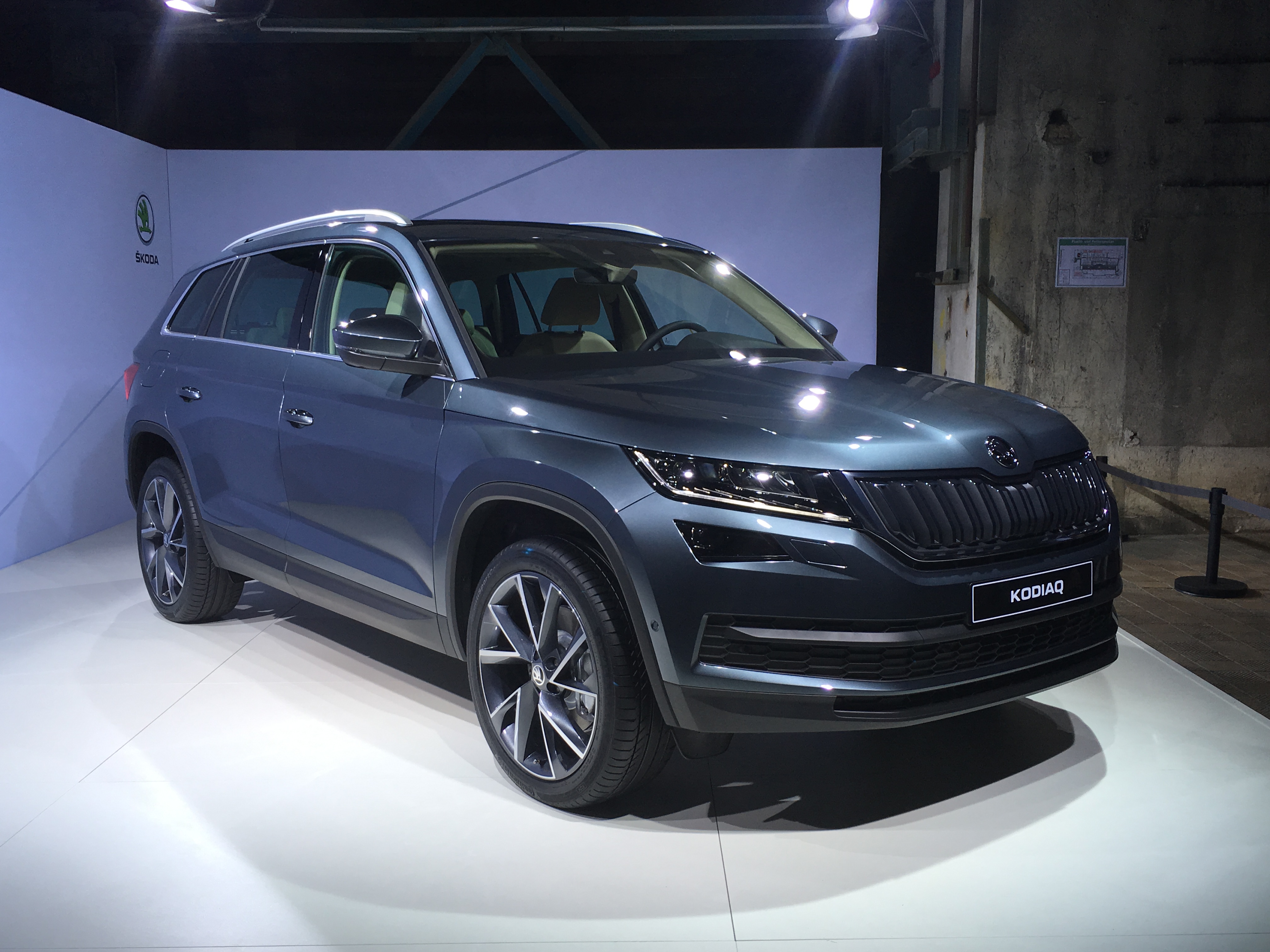 Skoda Kodiaq is nu live onthuld in Berlijn. De nieuwe SUV zit vol met ruimte en zet een aantal leuke primeurs op zijn naam voor extra praktisch gemak. Bekijk hier de beelden.