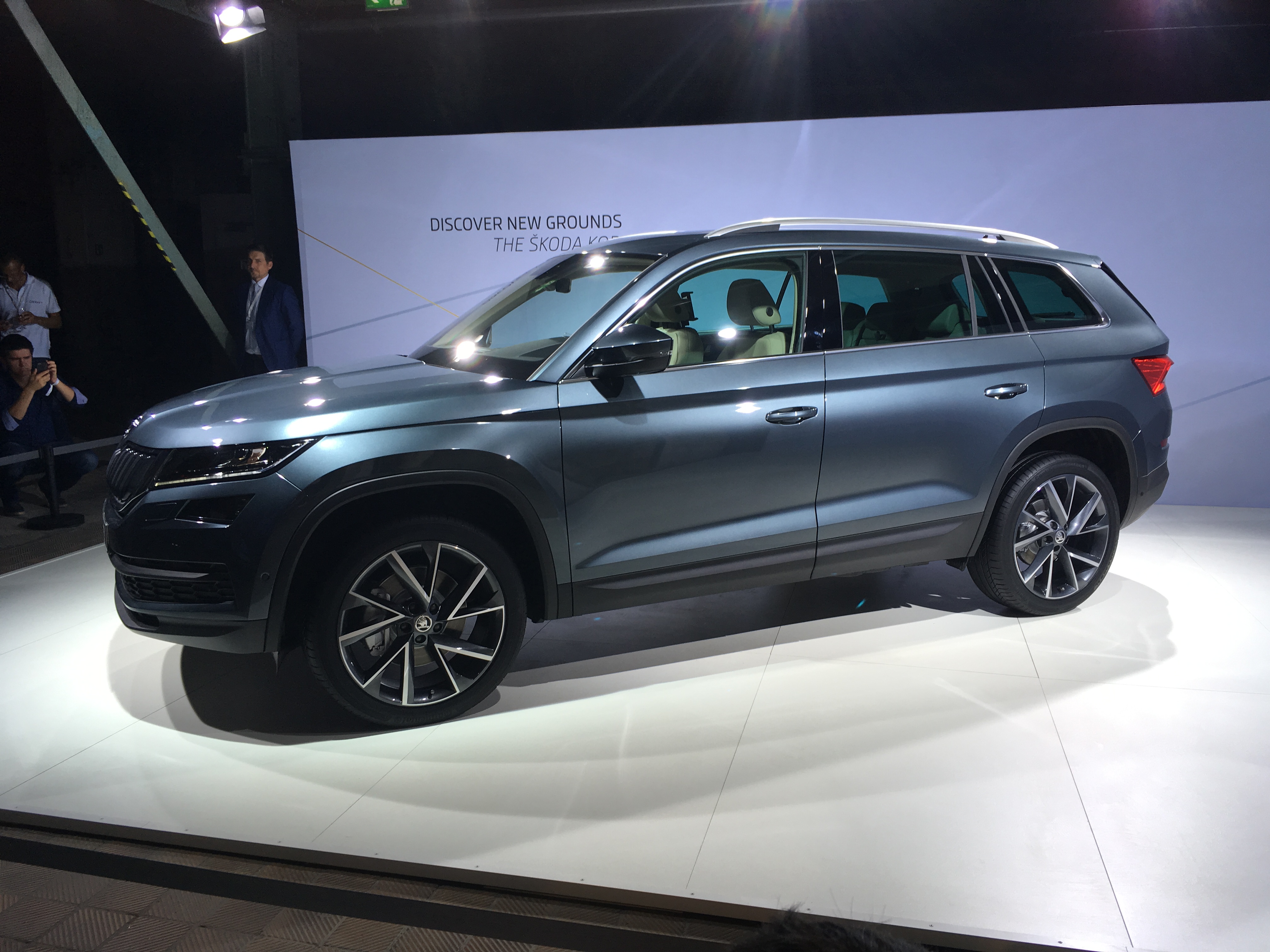Skoda Kodiaq is nu live onthuld in Berlijn. De nieuwe SUV zit vol met ruimte en zet een aantal leuke primeurs op zijn naam voor extra praktisch gemak. Bekijk hier de beelden.