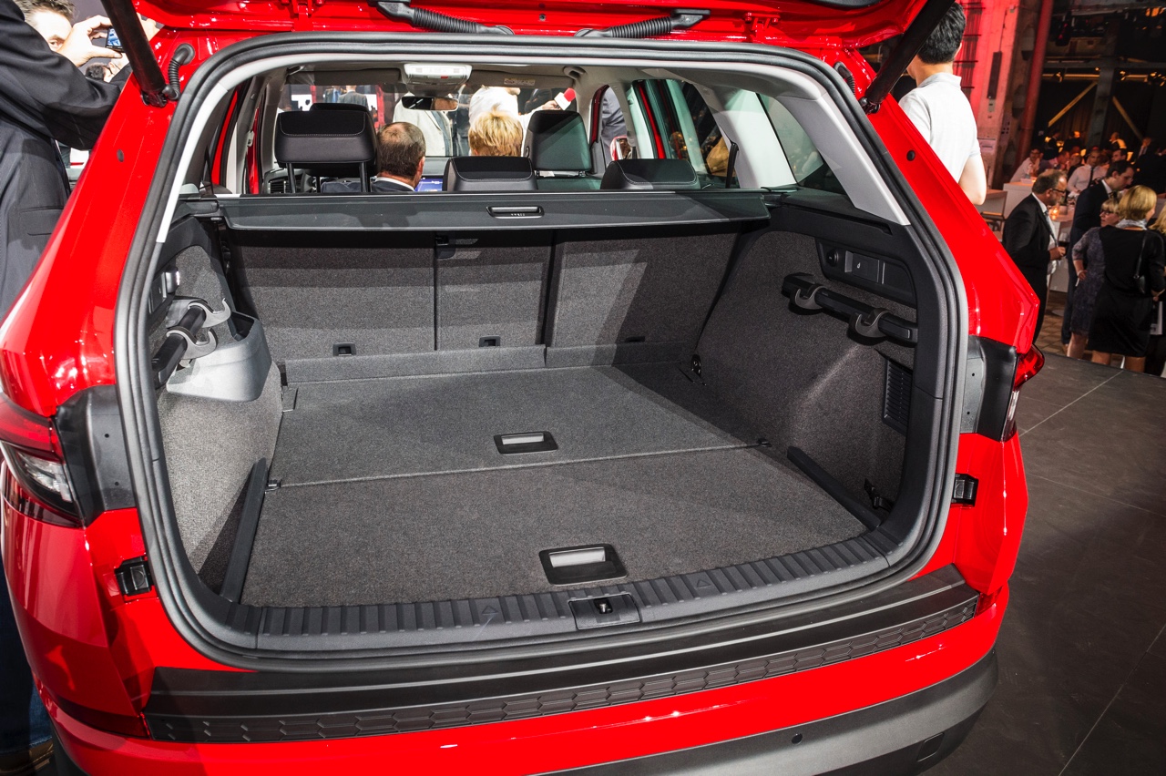 Skoda Kodiaq is nu live onthuld in Berlijn. De nieuwe SUV zit vol met ruimte en zet een aantal leuke primeurs op zijn naam voor extra praktisch gemak. Bekijk hier de beelden.