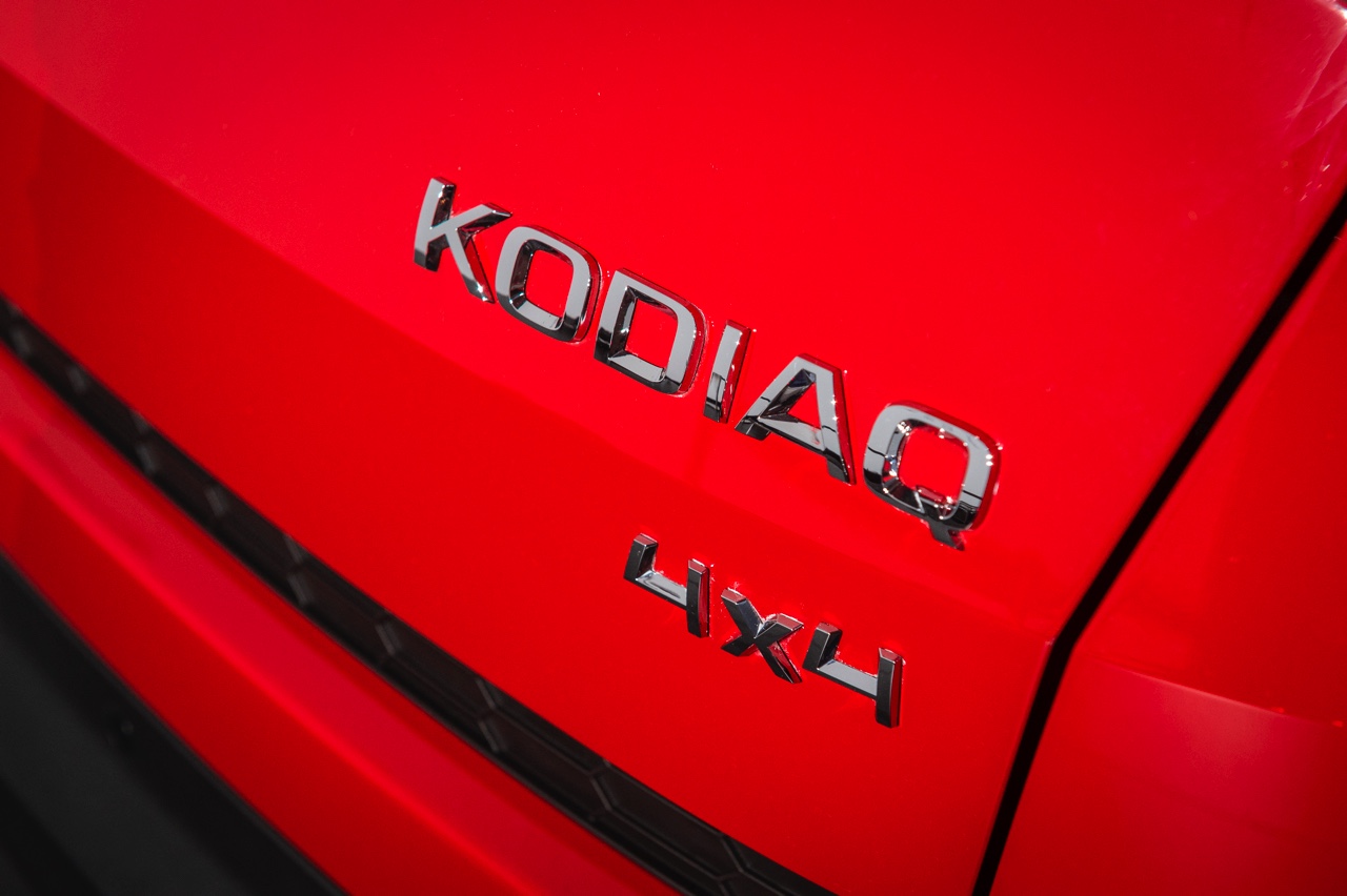Skoda Kodiaq is nu live onthuld in Berlijn. De nieuwe SUV zit vol met ruimte en zet een aantal leuke primeurs op zijn naam voor extra praktisch gemak. Bekijk hier de beelden.