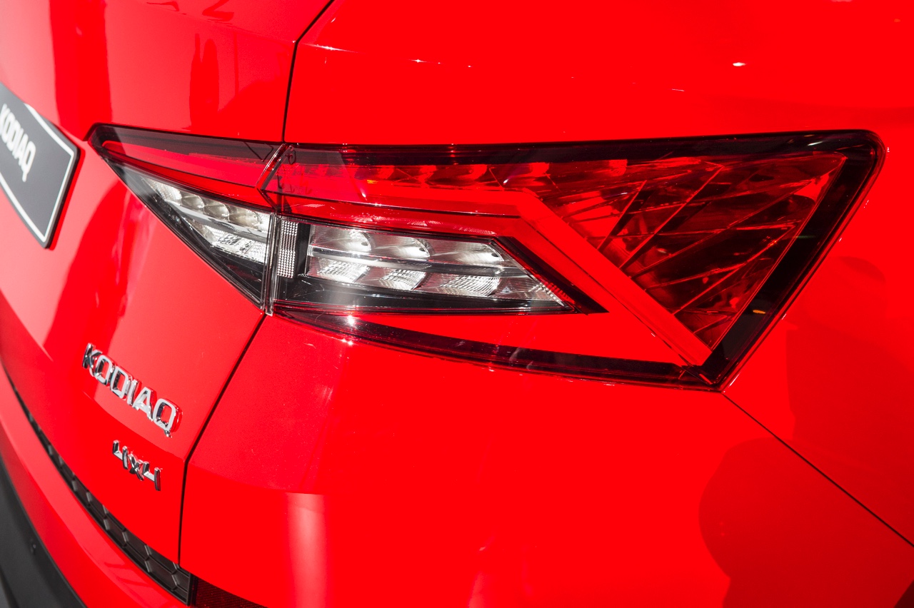 Skoda Kodiaq is nu live onthuld in Berlijn. De nieuwe SUV zit vol met ruimte en zet een aantal leuke primeurs op zijn naam voor extra praktisch gemak. Bekijk hier de beelden.