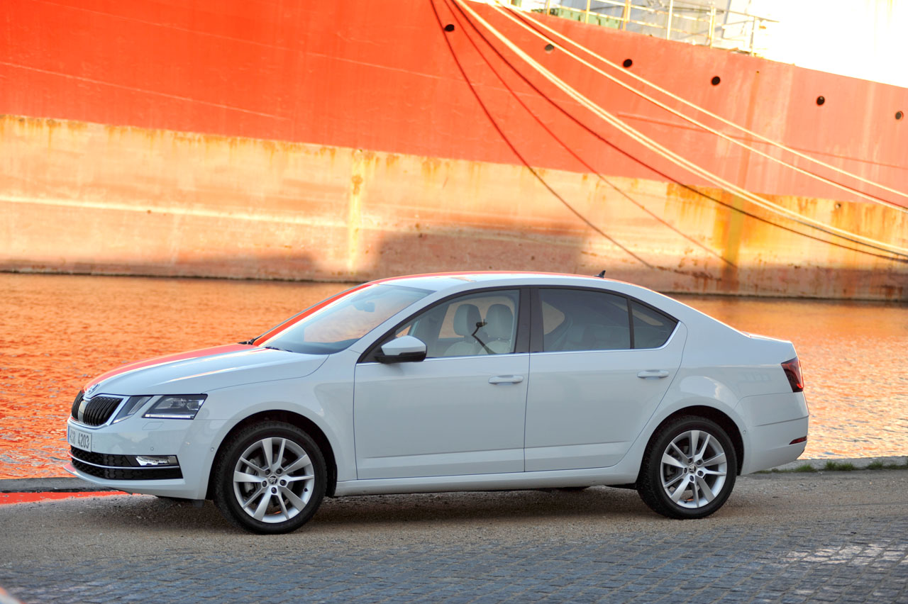 Skoda geeft de Octavia een bescheiden facelift en maakt de uitrusting veel completer met de nodige elektronica. AutoVandaag ging er in Portugal mee op stap.