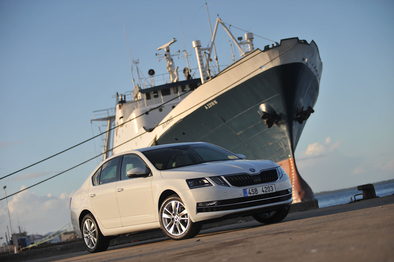Skoda geeft de Octavia een bescheiden facelift en maakt de uitrusting veel completer met de nodige elektronica. AutoVandaag ging er in Portugal mee op stap.