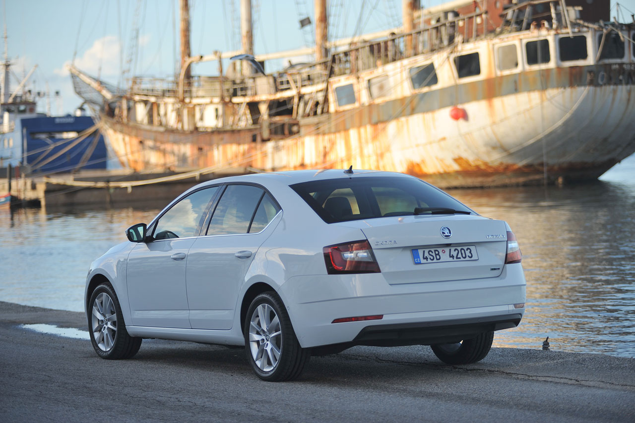Skoda geeft de Octavia een bescheiden facelift en maakt de uitrusting veel completer met de nodige elektronica. AutoVandaag ging er in Portugal mee op stap.