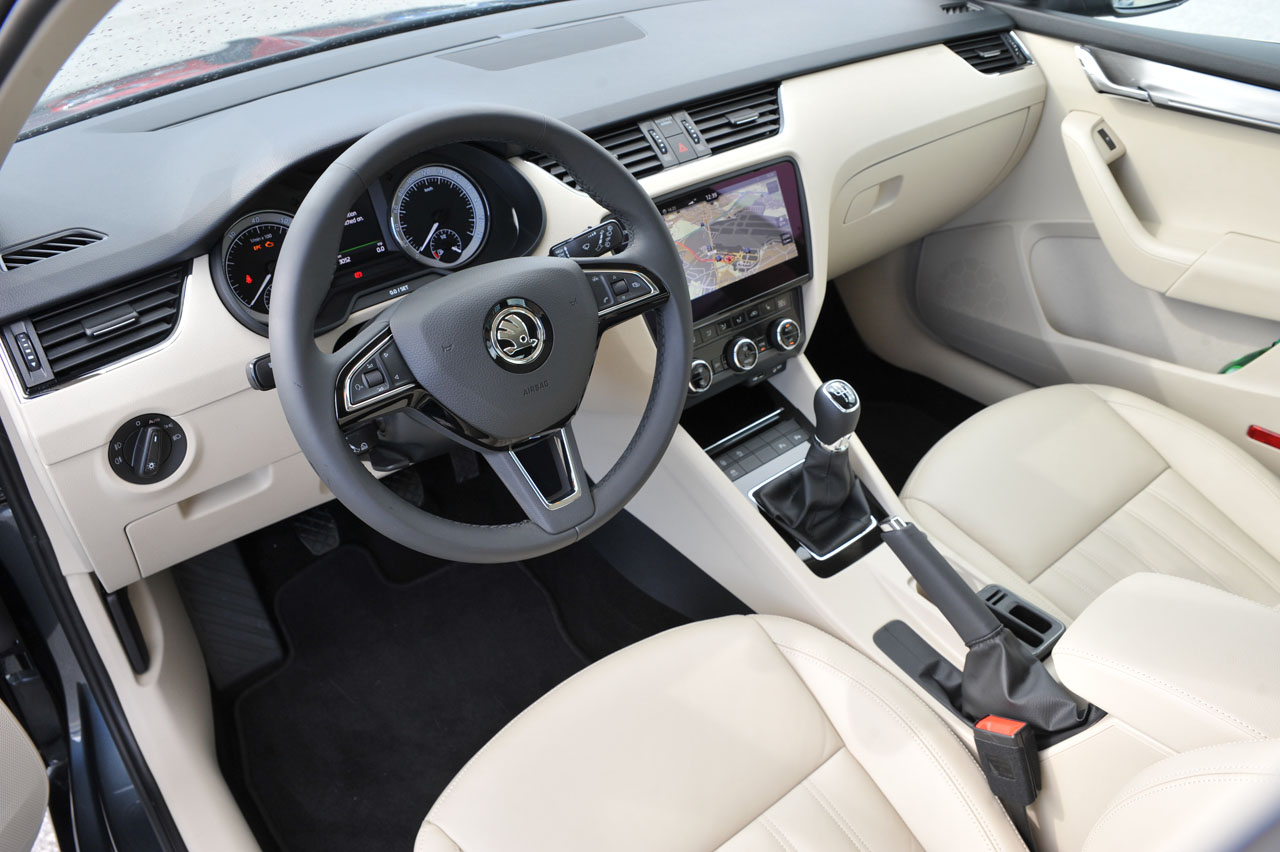 Skoda geeft de Octavia een bescheiden facelift en maakt de uitrusting veel completer met de nodige elektronica. AutoVandaag ging er in Portugal mee op stap.
