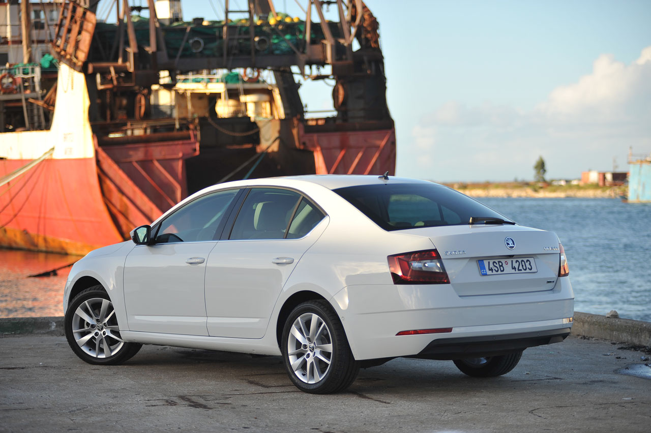Skoda geeft de Octavia een bescheiden facelift en maakt de uitrusting veel completer met de nodige elektronica. AutoVandaag ging er in Portugal mee op stap.