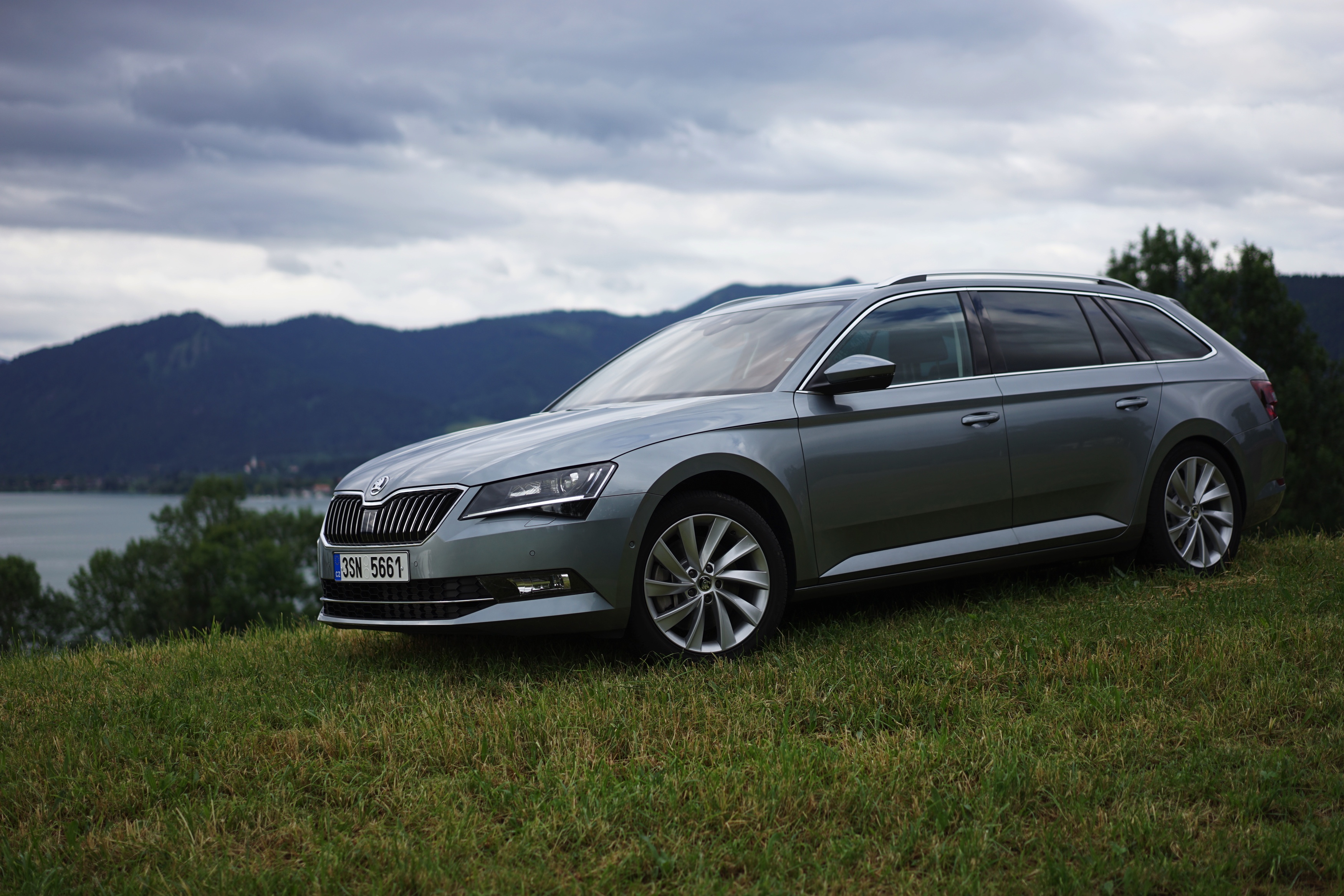 ?Mag de stoel iets naar voren? Ik zit wat krap.? Tenzij Michael Jordan achterin plaats heeft genomen, vermoeden wij dat je dit nooit gaat horen als je de nieuwe Skoda Superb Combi rijdt. Rijtest!