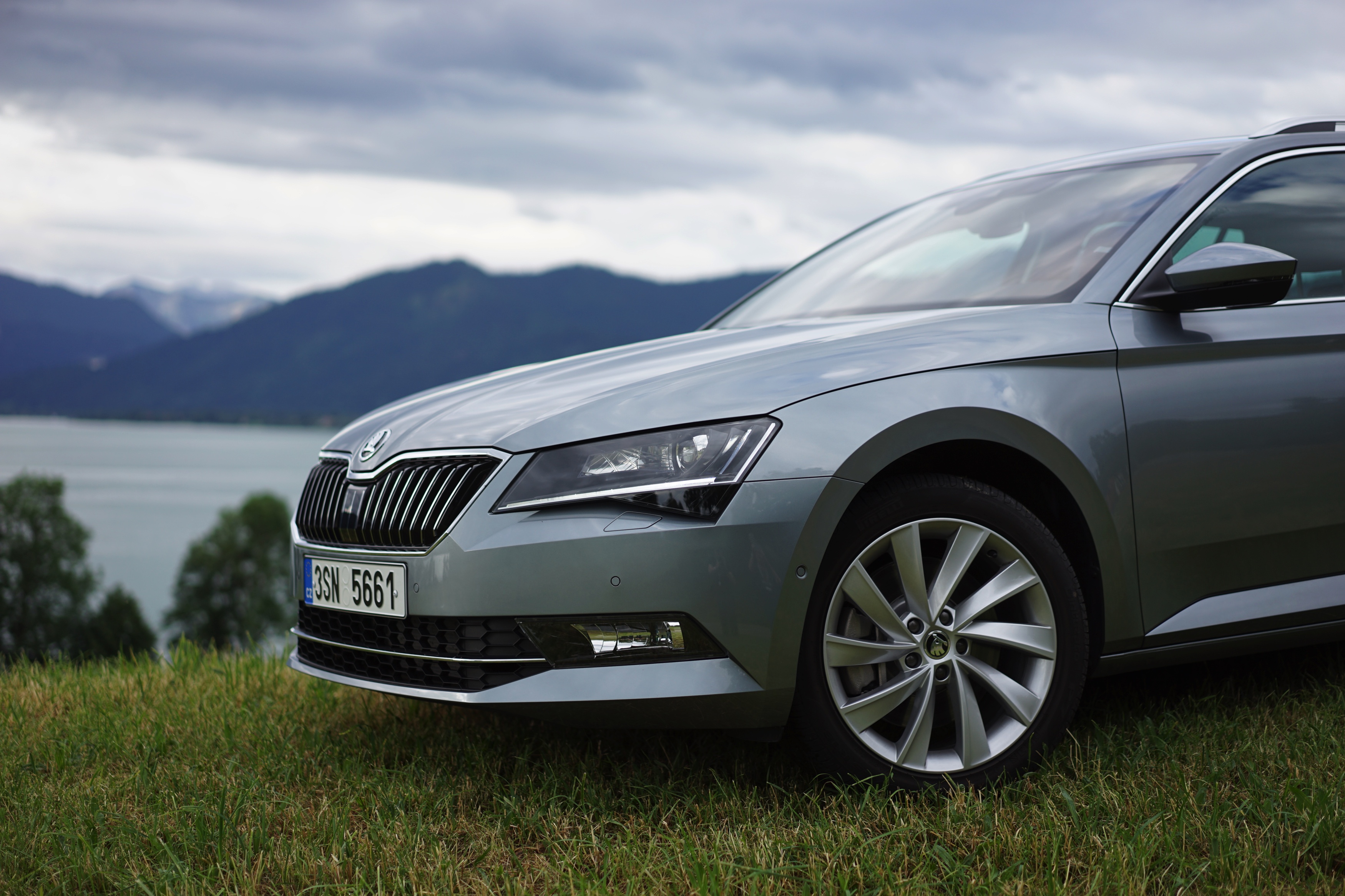 ?Mag de stoel iets naar voren? Ik zit wat krap.? Tenzij Michael Jordan achterin plaats heeft genomen, vermoeden wij dat je dit nooit gaat horen als je de nieuwe Skoda Superb Combi rijdt. Rijtest!
