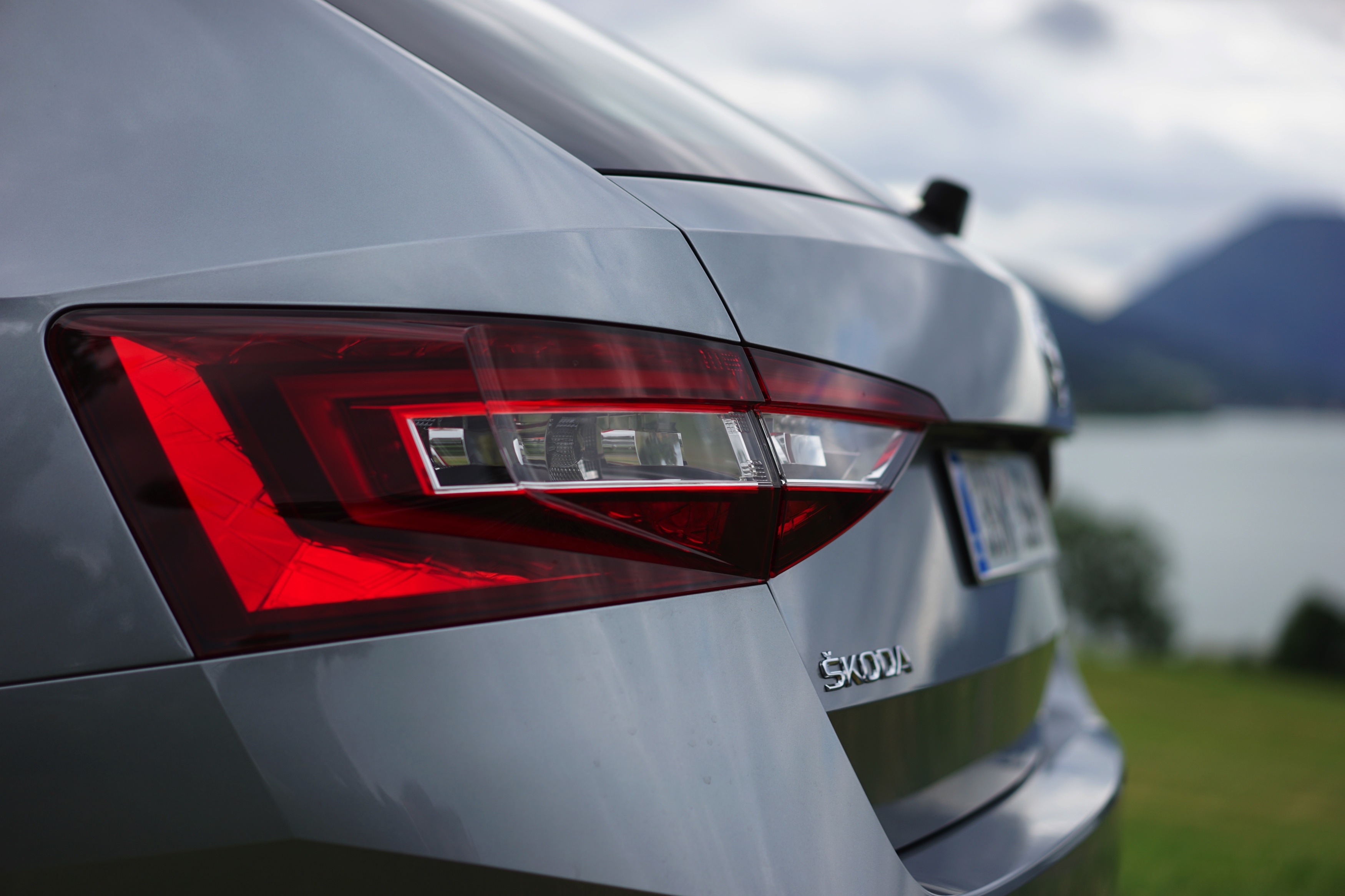 ?Mag de stoel iets naar voren? Ik zit wat krap.? Tenzij Michael Jordan achterin plaats heeft genomen, vermoeden wij dat je dit nooit gaat horen als je de nieuwe Skoda Superb Combi rijdt. Rijtest!