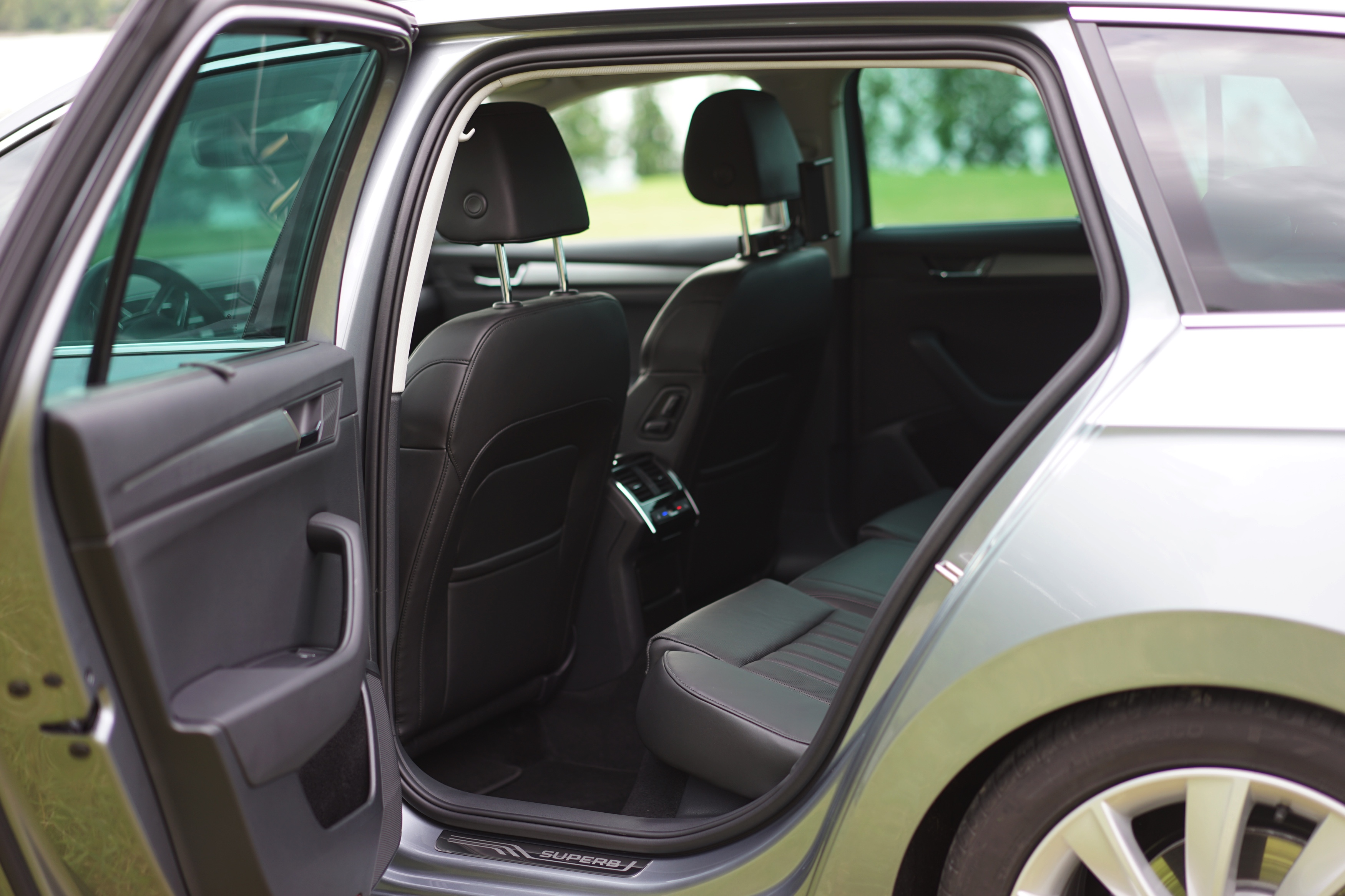 ?Mag de stoel iets naar voren? Ik zit wat krap.? Tenzij Michael Jordan achterin plaats heeft genomen, vermoeden wij dat je dit nooit gaat horen als je de nieuwe Skoda Superb Combi rijdt. Rijtest!