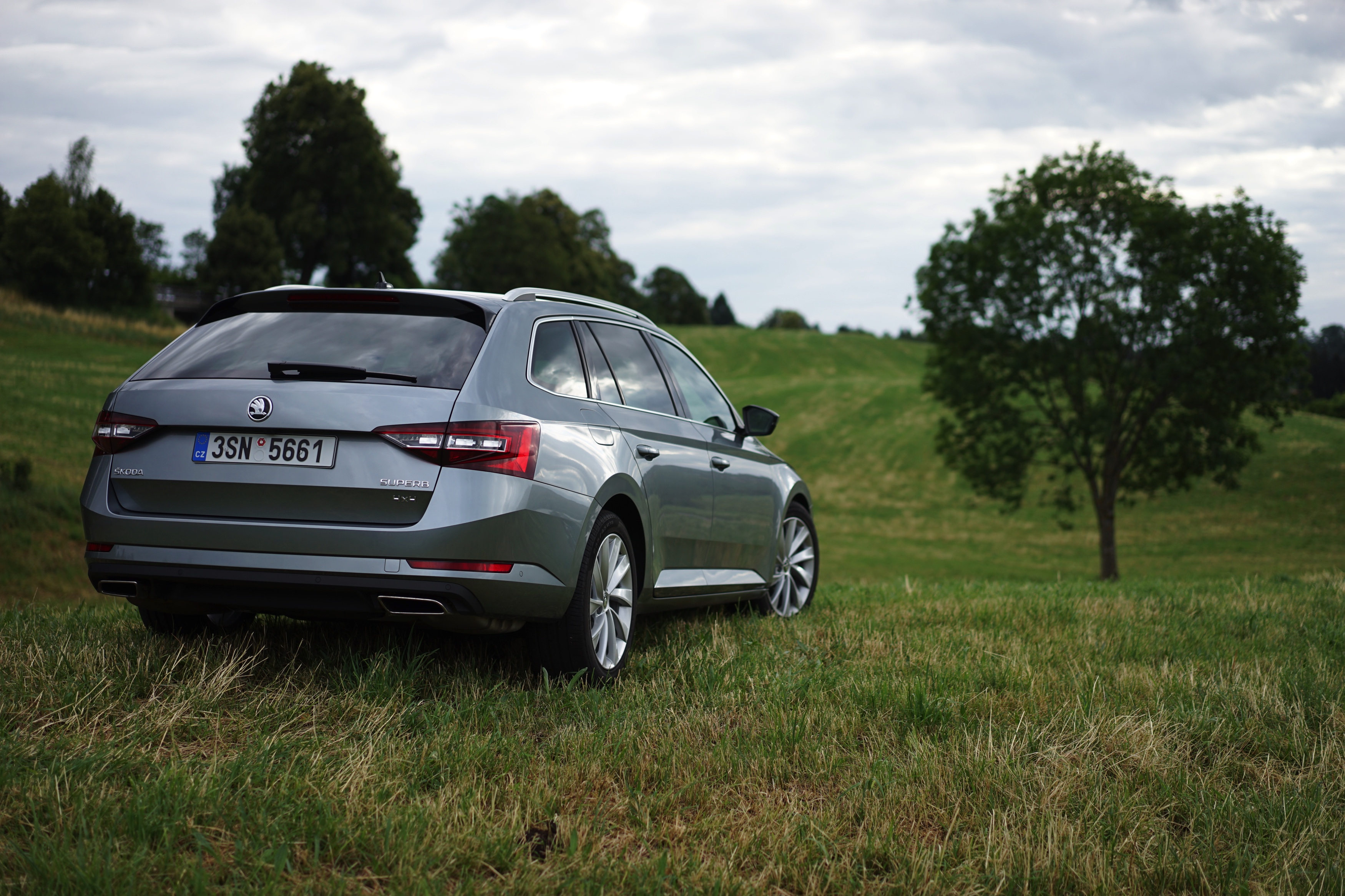 ?Mag de stoel iets naar voren? Ik zit wat krap.? Tenzij Michael Jordan achterin plaats heeft genomen, vermoeden wij dat je dit nooit gaat horen als je de nieuwe Skoda Superb Combi rijdt. Rijtest!