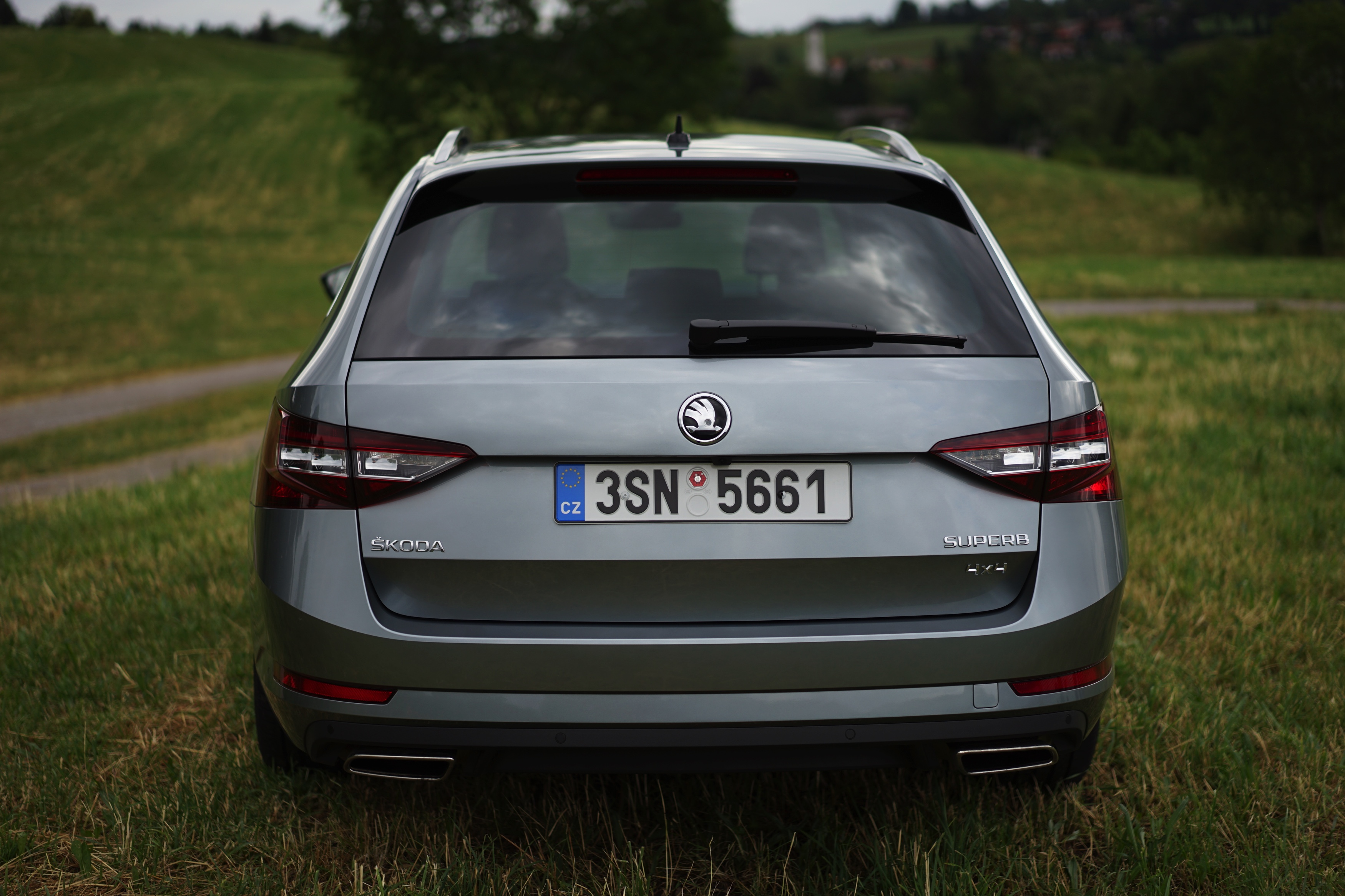 ?Mag de stoel iets naar voren? Ik zit wat krap.? Tenzij Michael Jordan achterin plaats heeft genomen, vermoeden wij dat je dit nooit gaat horen als je de nieuwe Skoda Superb Combi rijdt. Rijtest!