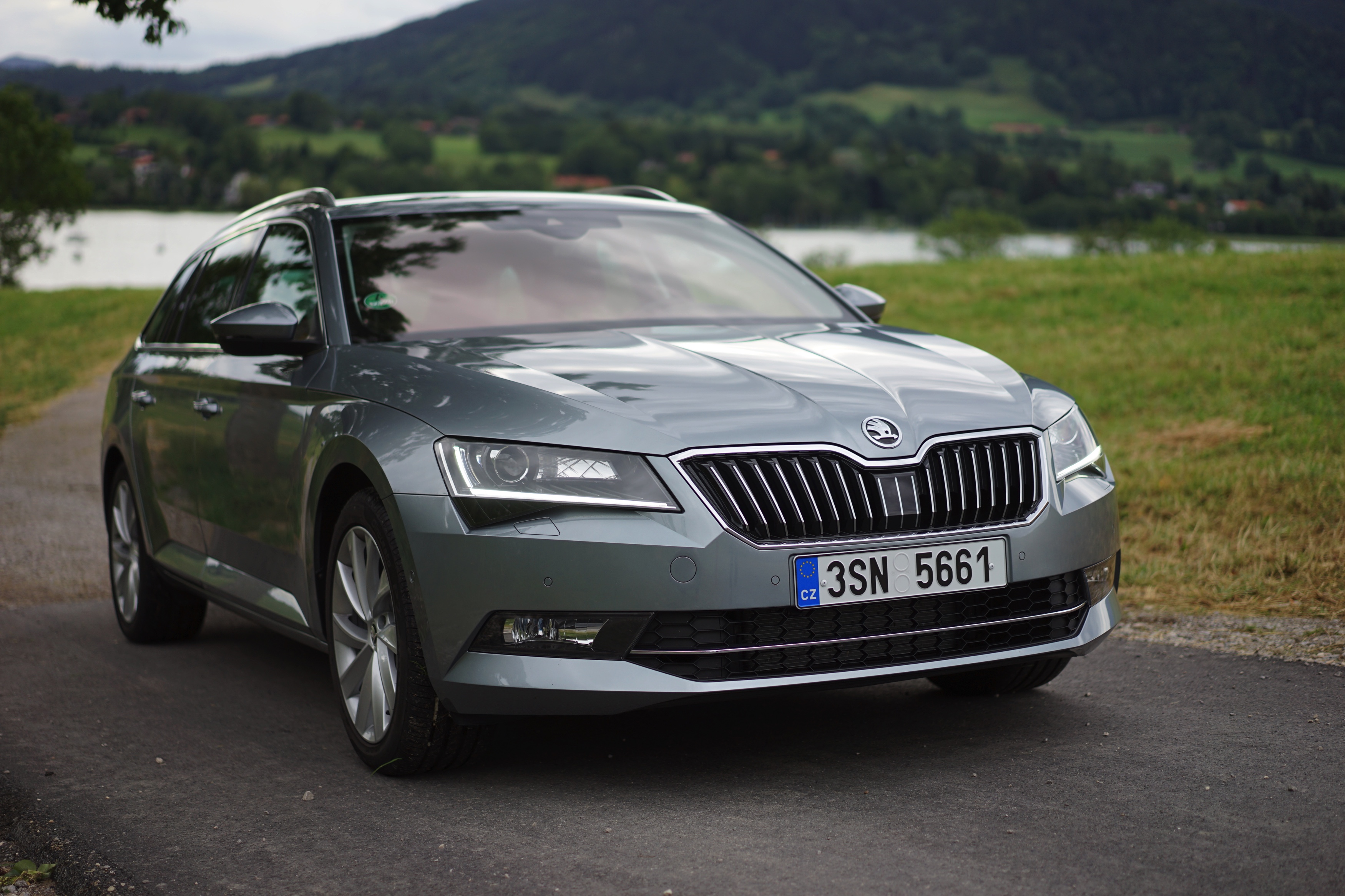 ?Mag de stoel iets naar voren? Ik zit wat krap.? Tenzij Michael Jordan achterin plaats heeft genomen, vermoeden wij dat je dit nooit gaat horen als je de nieuwe Skoda Superb Combi rijdt. Rijtest!