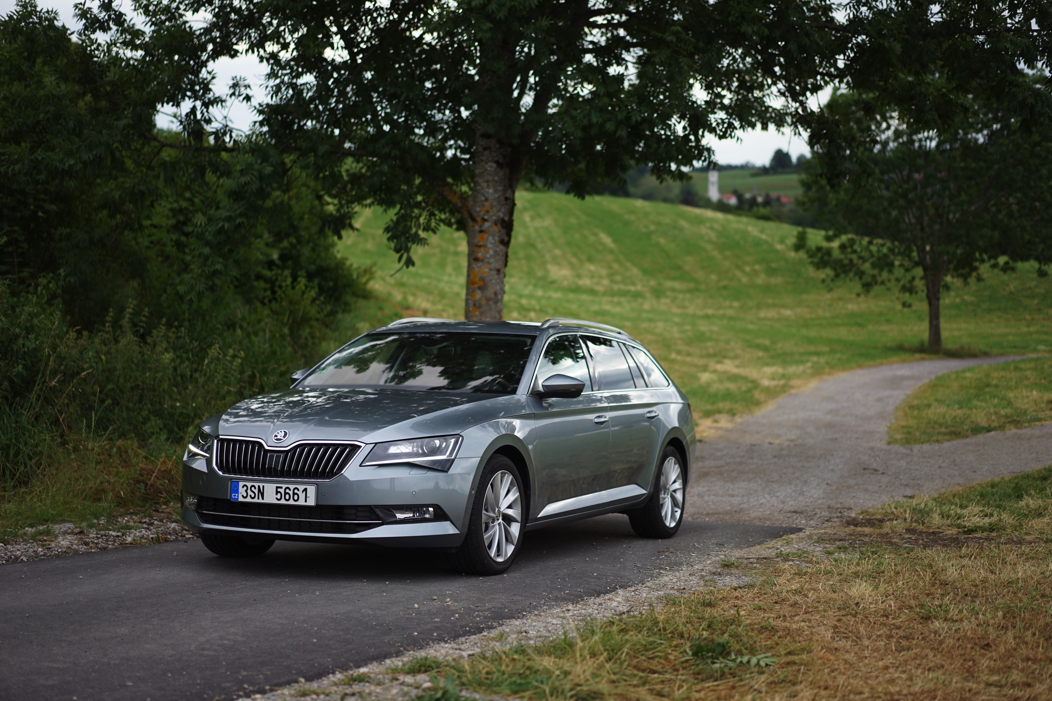 ?Mag de stoel iets naar voren? Ik zit wat krap.? Tenzij Michael Jordan achterin plaats heeft genomen, vermoeden wij dat je dit nooit gaat horen als je de nieuwe Skoda Superb Combi rijdt. Rijtest!
