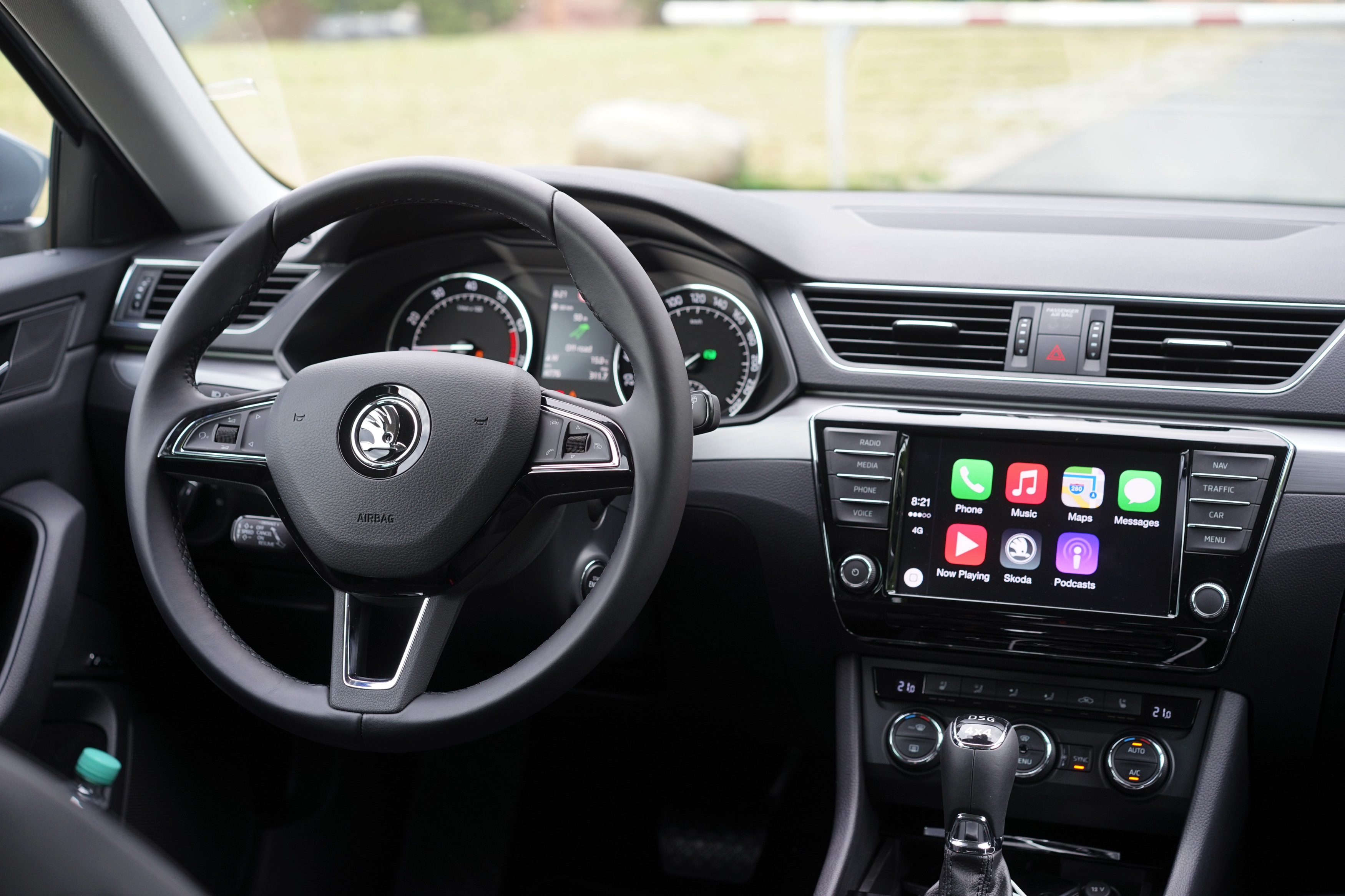 ?Mag de stoel iets naar voren? Ik zit wat krap.? Tenzij Michael Jordan achterin plaats heeft genomen, vermoeden wij dat je dit nooit gaat horen als je de nieuwe Skoda Superb Combi rijdt. Rijtest!