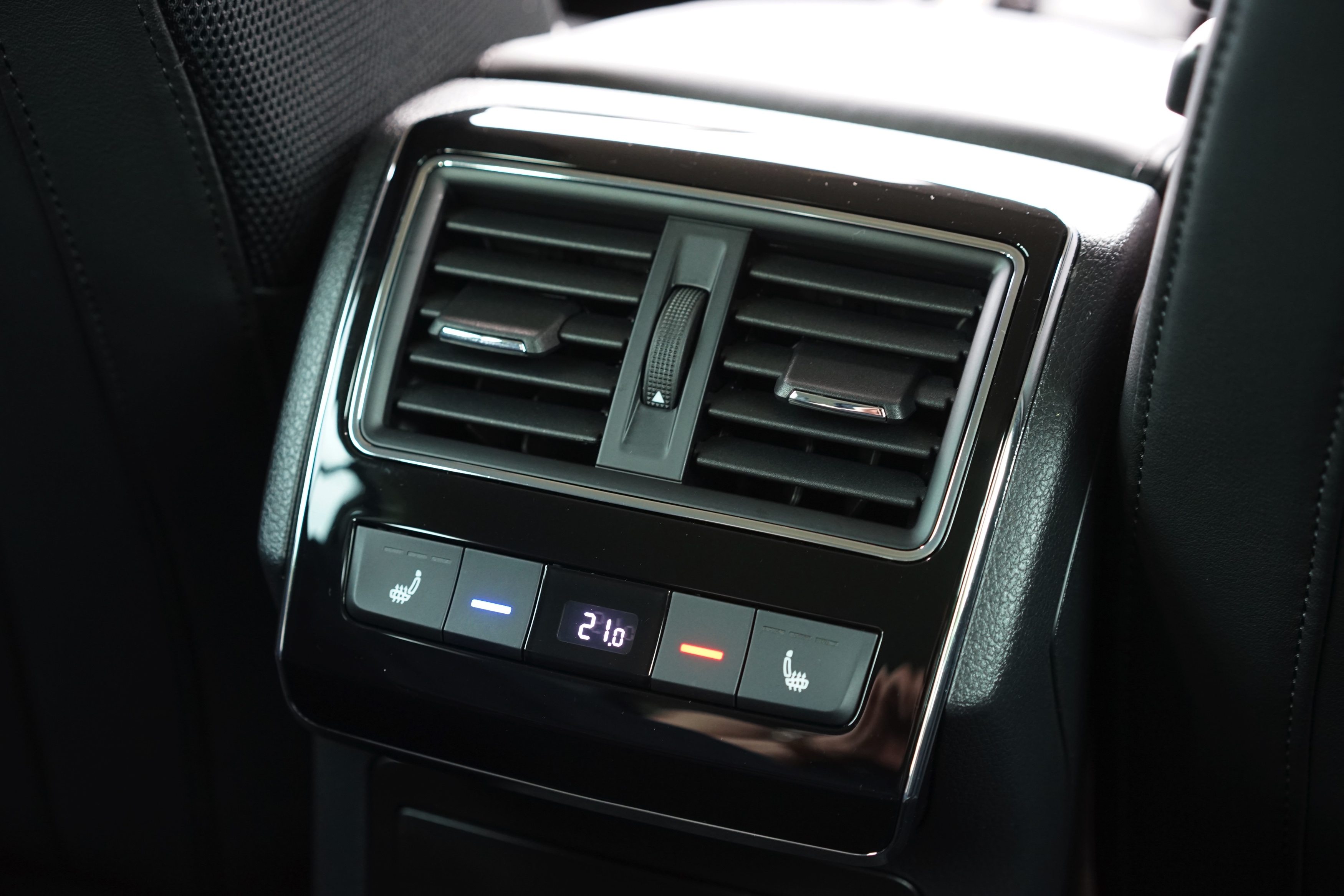 ?Mag de stoel iets naar voren? Ik zit wat krap.? Tenzij Michael Jordan achterin plaats heeft genomen, vermoeden wij dat je dit nooit gaat horen als je de nieuwe Skoda Superb Combi rijdt. Rijtest!
