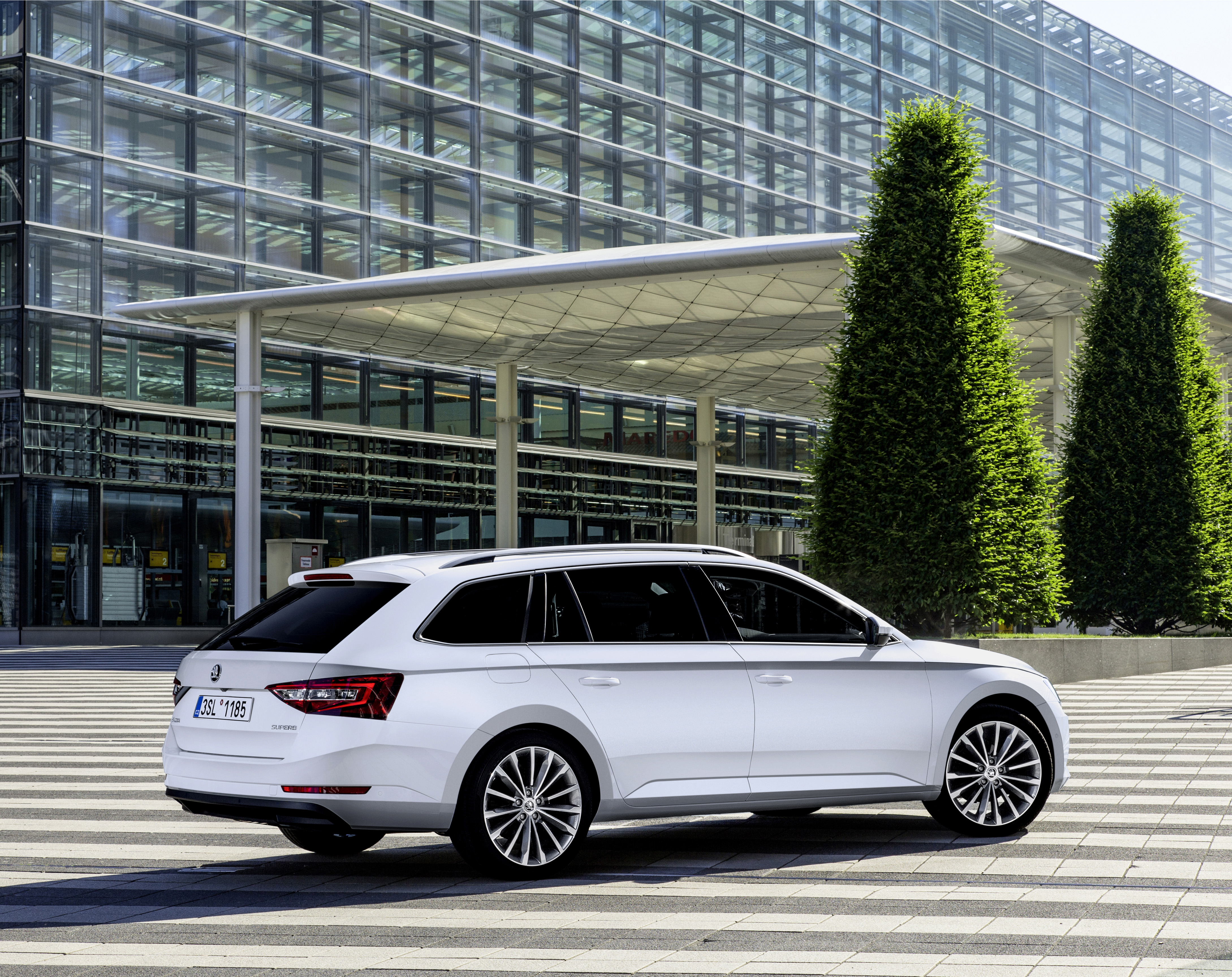 ?Mag de stoel iets naar voren? Ik zit wat krap.? Tenzij Michael Jordan achterin plaats heeft genomen, vermoeden wij dat je dit nooit gaat horen als je de nieuwe Skoda Superb Combi rijdt. Rijtest!