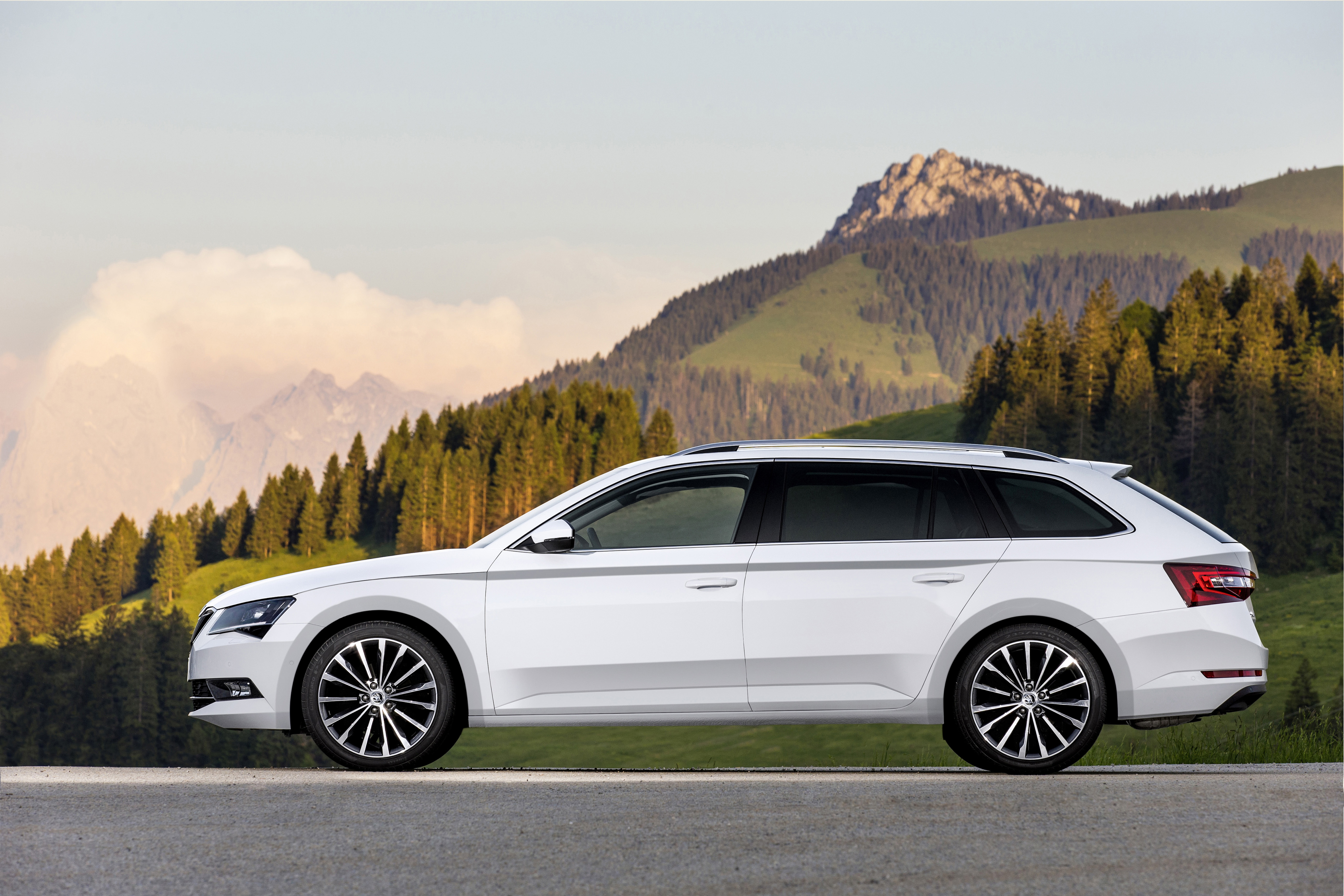 ?Mag de stoel iets naar voren? Ik zit wat krap.? Tenzij Michael Jordan achterin plaats heeft genomen, vermoeden wij dat je dit nooit gaat horen als je de nieuwe Skoda Superb Combi rijdt. Rijtest!