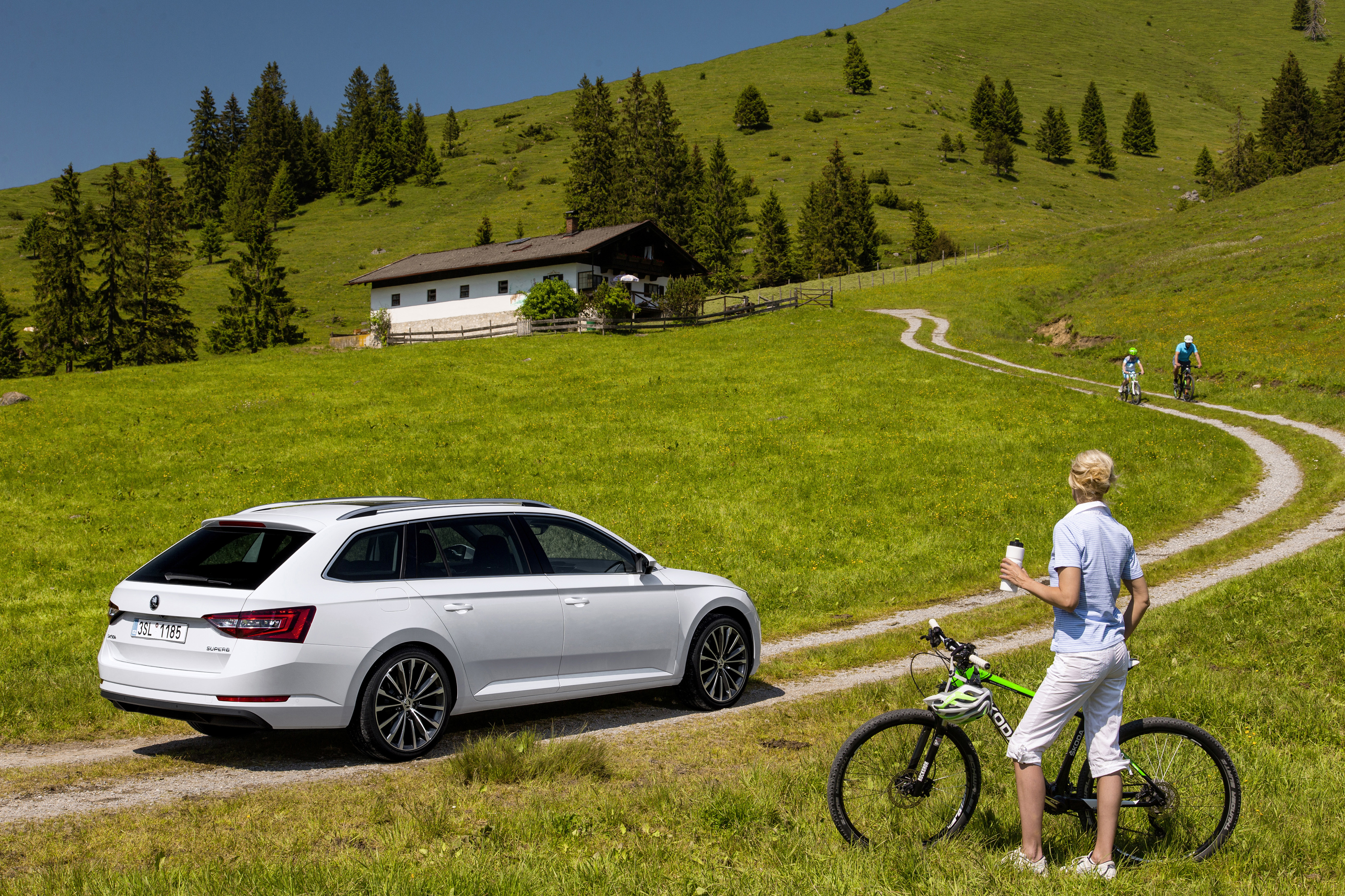 ?Mag de stoel iets naar voren? Ik zit wat krap.? Tenzij Michael Jordan achterin plaats heeft genomen, vermoeden wij dat je dit nooit gaat horen als je de nieuwe Skoda Superb Combi rijdt. Rijtest!