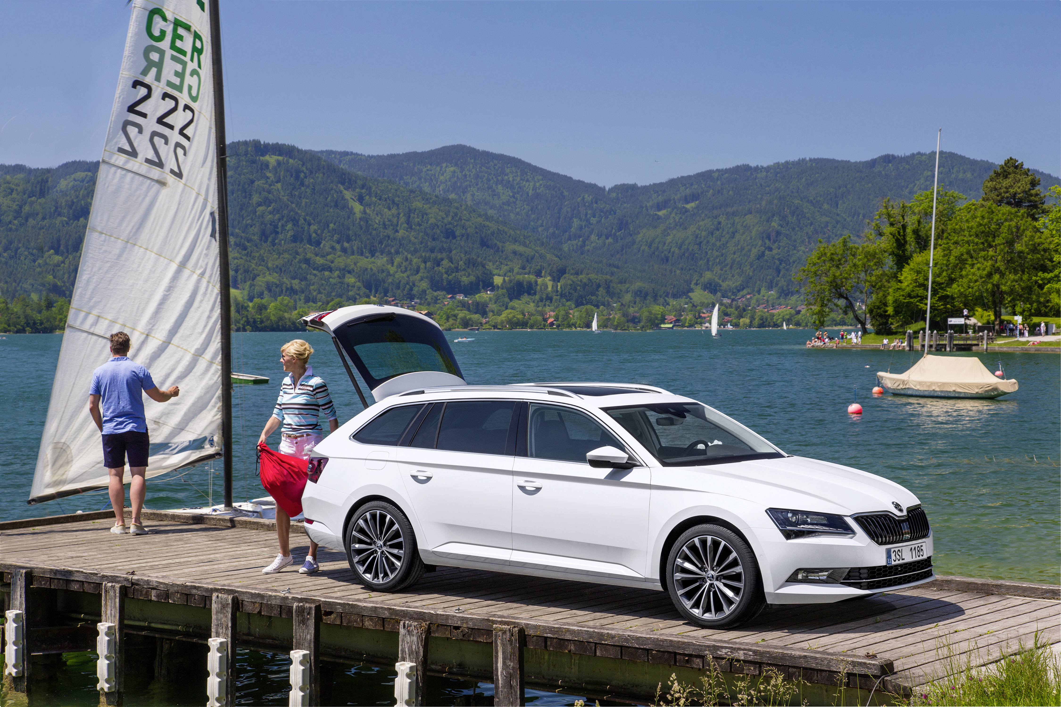 ?Mag de stoel iets naar voren? Ik zit wat krap.? Tenzij Michael Jordan achterin plaats heeft genomen, vermoeden wij dat je dit nooit gaat horen als je de nieuwe Skoda Superb Combi rijdt. Rijtest!