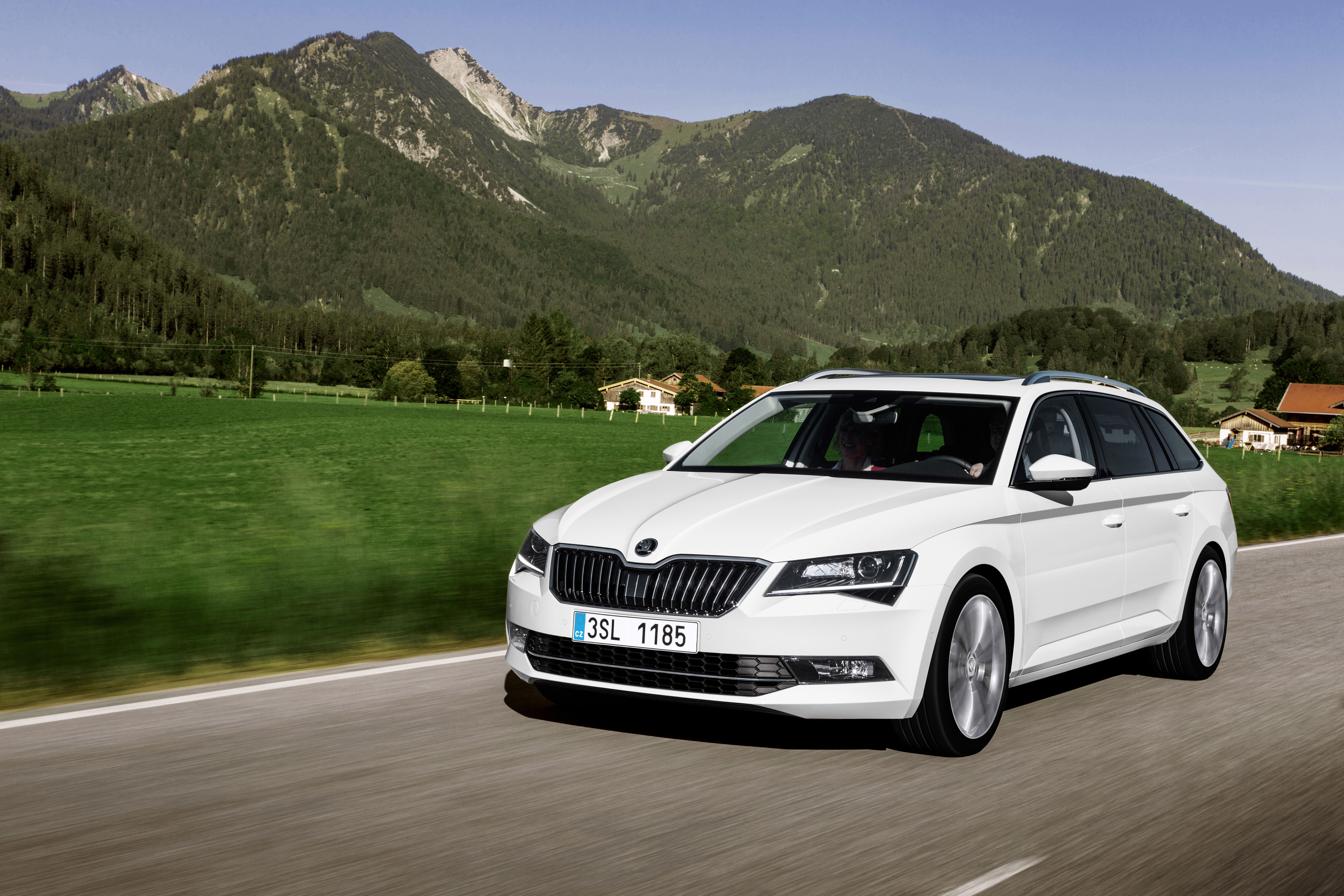 ?Mag de stoel iets naar voren? Ik zit wat krap.? Tenzij Michael Jordan achterin plaats heeft genomen, vermoeden wij dat je dit nooit gaat horen als je de nieuwe Skoda Superb Combi rijdt. Rijtest!
