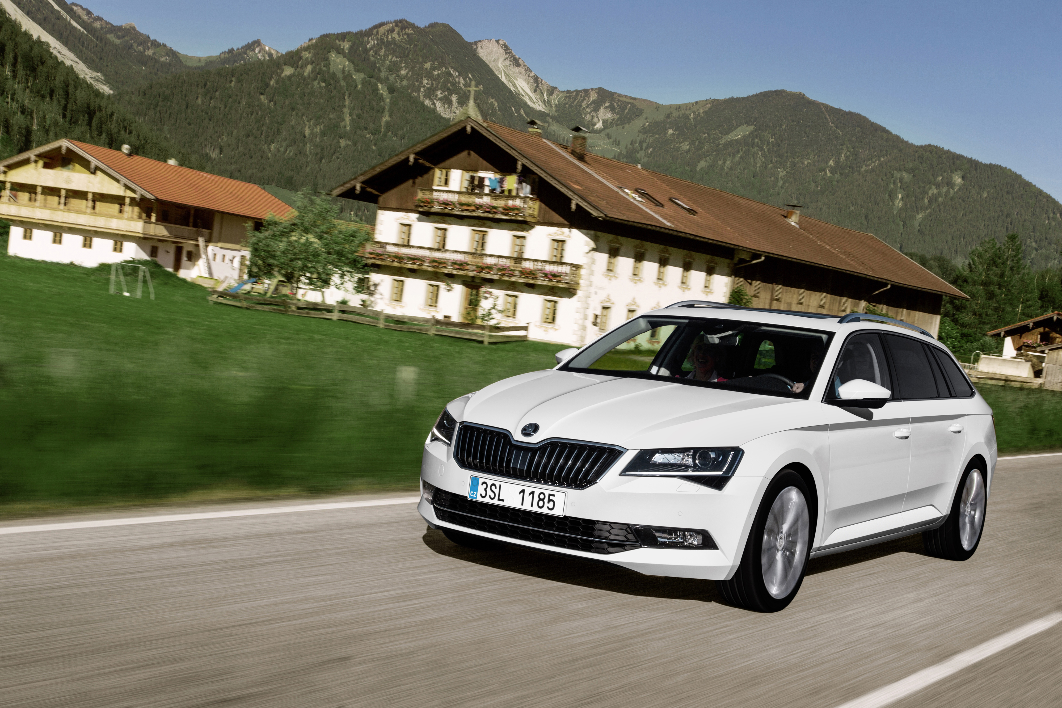 ?Mag de stoel iets naar voren? Ik zit wat krap.? Tenzij Michael Jordan achterin plaats heeft genomen, vermoeden wij dat je dit nooit gaat horen als je de nieuwe Skoda Superb Combi rijdt. Rijtest!