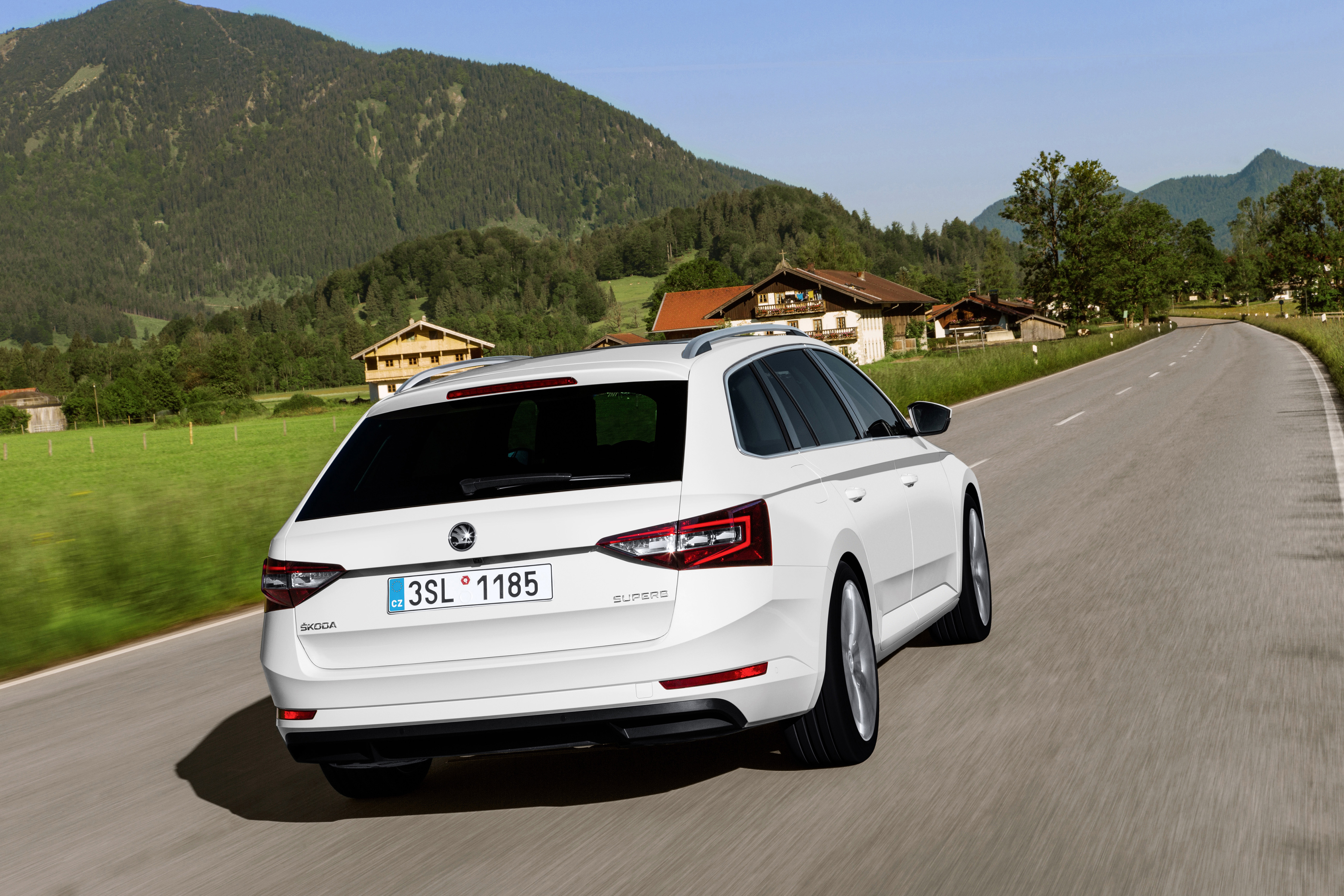 ?Mag de stoel iets naar voren? Ik zit wat krap.? Tenzij Michael Jordan achterin plaats heeft genomen, vermoeden wij dat je dit nooit gaat horen als je de nieuwe Skoda Superb Combi rijdt. Rijtest!