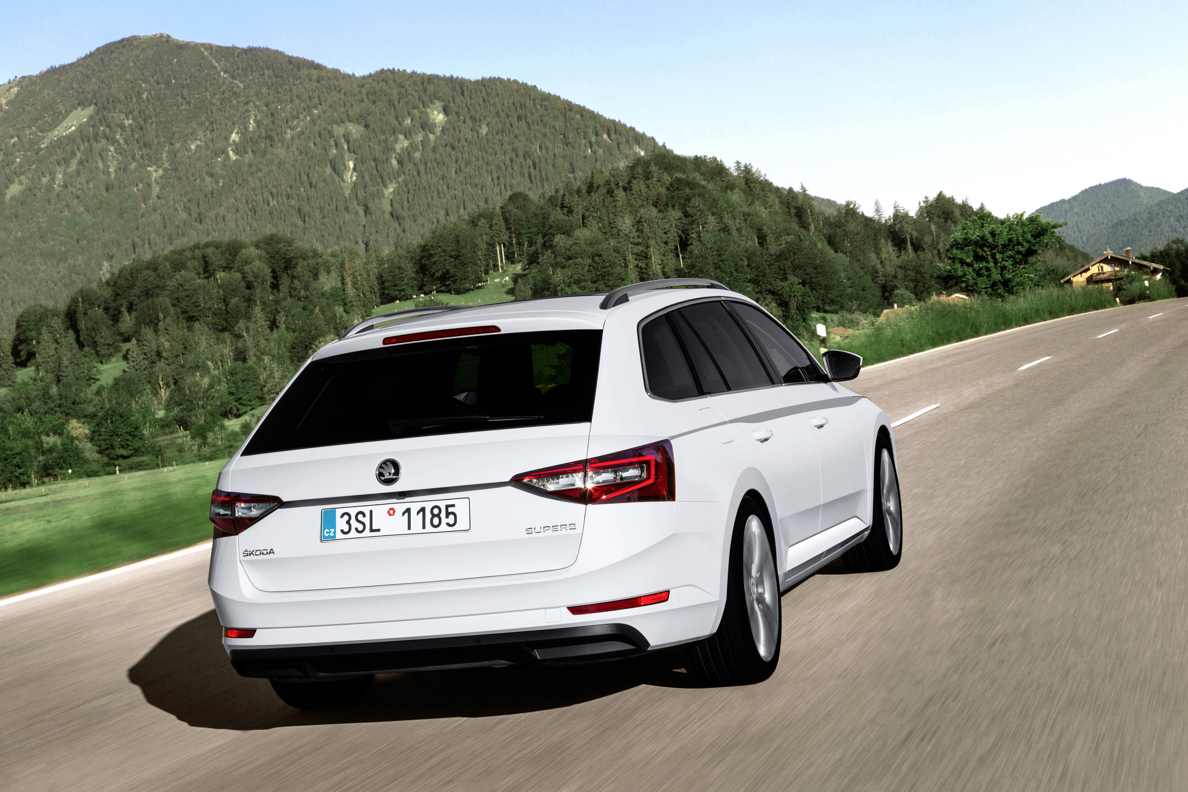 ?Mag de stoel iets naar voren? Ik zit wat krap.? Tenzij Michael Jordan achterin plaats heeft genomen, vermoeden wij dat je dit nooit gaat horen als je de nieuwe Skoda Superb Combi rijdt. Rijtest!