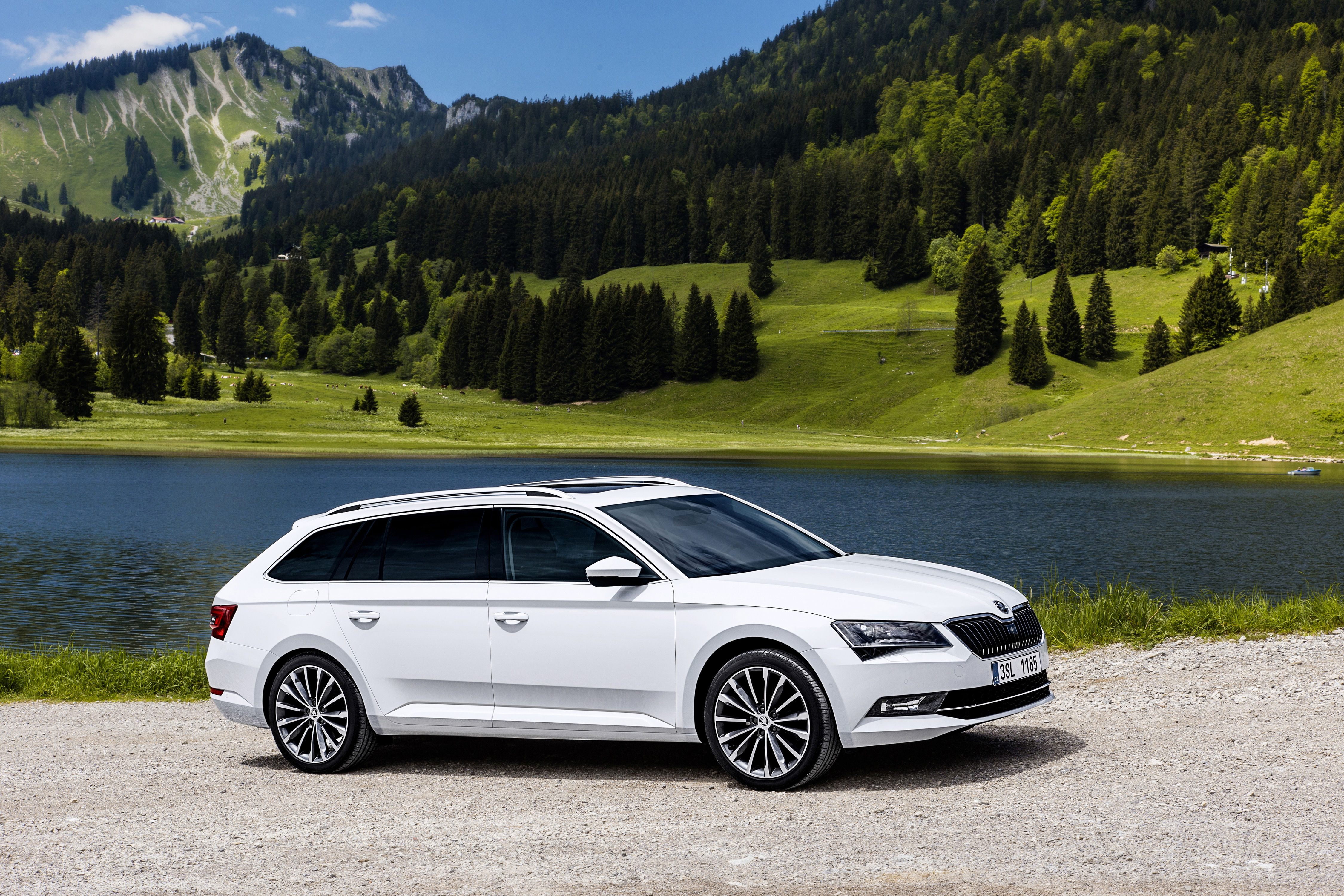 ?Mag de stoel iets naar voren? Ik zit wat krap.? Tenzij Michael Jordan achterin plaats heeft genomen, vermoeden wij dat je dit nooit gaat horen als je de nieuwe Skoda Superb Combi rijdt. Rijtest!