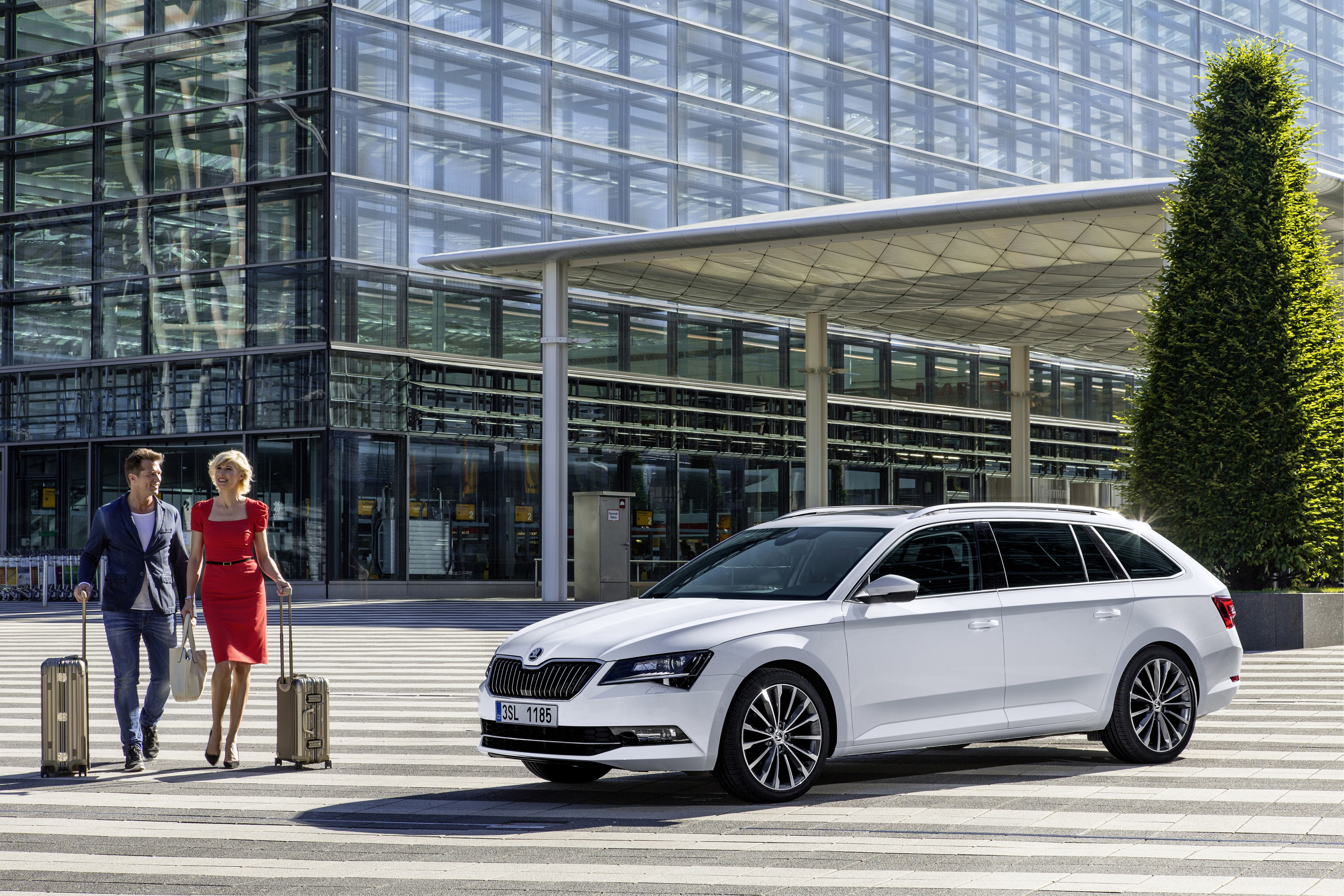 ?Mag de stoel iets naar voren? Ik zit wat krap.? Tenzij Michael Jordan achterin plaats heeft genomen, vermoeden wij dat je dit nooit gaat horen als je de nieuwe Skoda Superb Combi rijdt. Rijtest!