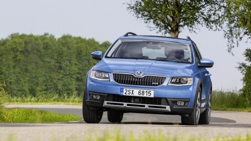 Skoda presenteerde op de Autosalon van Genve in maart dit jaar de Octavia Combi Scout. De stoere modderversie heeft iets meer bodemvrijheid en standaard 4WD aan boord. Er is keuze uit twee motoren.