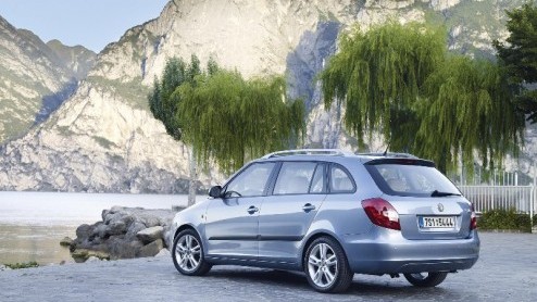 De 'onderkant' van het leveringsprogramma van de Skoda Fabia Combi wordt uitgebreid met de 1.2 6V benzinemotor die 60 pk sterk is. Hij wordt er geen druppel zuiger door, maar laat je wel voor minder g