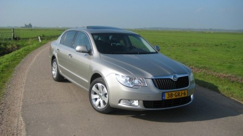 Het woord beenruimte is onlosmakelijk verbonden met de Skoda Superb. Zowel de eerste generatie als het dit jaar gearriveerde model bieden beenruimte die een toplimousine uit de Duitse hoek niet zou mi