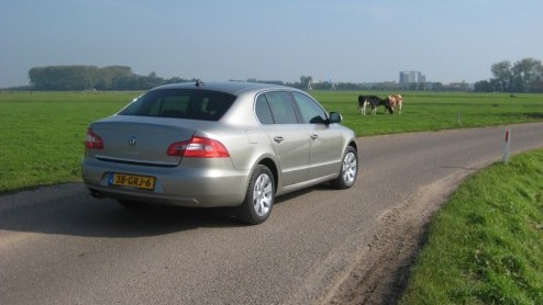 Het woord beenruimte is onlosmakelijk verbonden met de Skoda Superb. Zowel de eerste generatie als het dit jaar gearriveerde model bieden beenruimte die een toplimousine uit de Duitse hoek niet zou mi