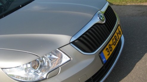 Het woord beenruimte is onlosmakelijk verbonden met de Skoda Superb. Zowel de eerste generatie als het dit jaar gearriveerde model bieden beenruimte die een toplimousine uit de Duitse hoek niet zou mi