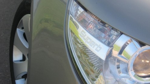 Het woord beenruimte is onlosmakelijk verbonden met de Skoda Superb. Zowel de eerste generatie als het dit jaar gearriveerde model bieden beenruimte die een toplimousine uit de Duitse hoek niet zou mi