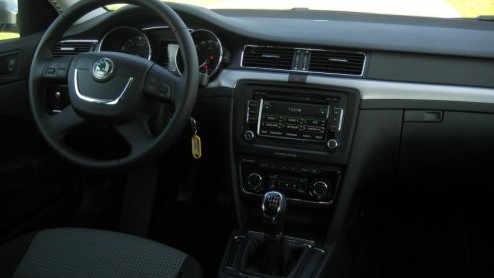Het woord beenruimte is onlosmakelijk verbonden met de Skoda Superb. Zowel de eerste generatie als het dit jaar gearriveerde model bieden beenruimte die een toplimousine uit de Duitse hoek niet zou mi