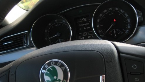 Het woord beenruimte is onlosmakelijk verbonden met de Skoda Superb. Zowel de eerste generatie als het dit jaar gearriveerde model bieden beenruimte die een toplimousine uit de Duitse hoek niet zou mi