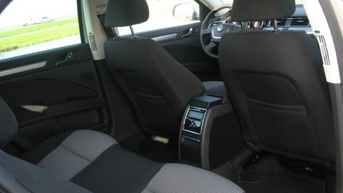 Het woord beenruimte is onlosmakelijk verbonden met de Skoda Superb. Zowel de eerste generatie als het dit jaar gearriveerde model bieden beenruimte die een toplimousine uit de Duitse hoek niet zou mi