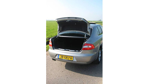 Het woord beenruimte is onlosmakelijk verbonden met de Skoda Superb. Zowel de eerste generatie als het dit jaar gearriveerde model bieden beenruimte die een toplimousine uit de Duitse hoek niet zou mi