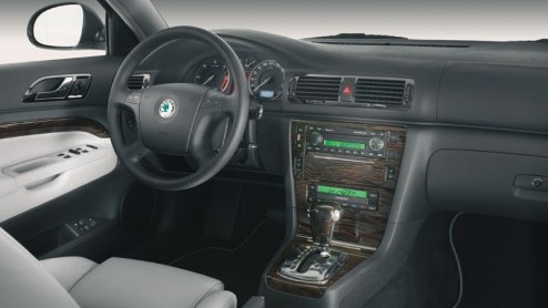Skoda heeft voor het nieuwe modeljaar de Superb lichtjes aangepast. Je moet goed kijken wil je de verschillen ontdekken.