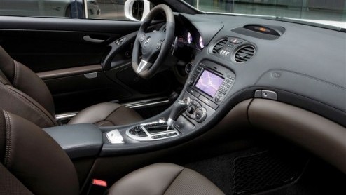 Mercedes-huistuner AMG heeft een gelimiteerde uitvoering van de SL 63 AMG ontwikkeld. Deze sport-roadster draagt de toevoeging Edition IWC en uiterlijk te herkennen is aan de kasjmierwitte lakken en h
