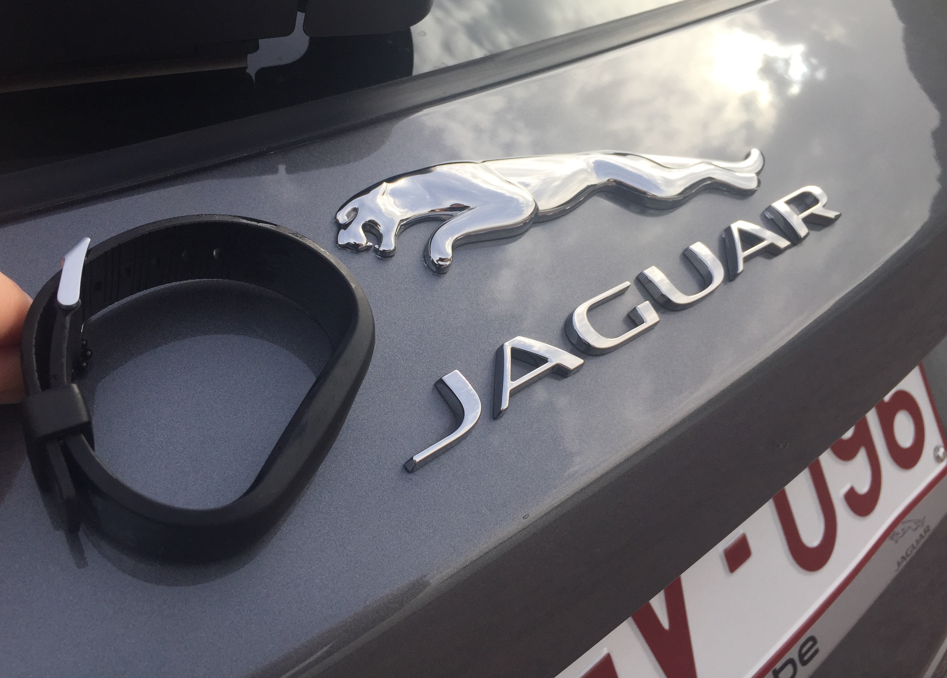 Introductie Jaguar Activity Key op nieuwe Jaguar F-PACE, de sleutel die je om je pols meeneemt als je bijvoorbeeld gaat sporten.